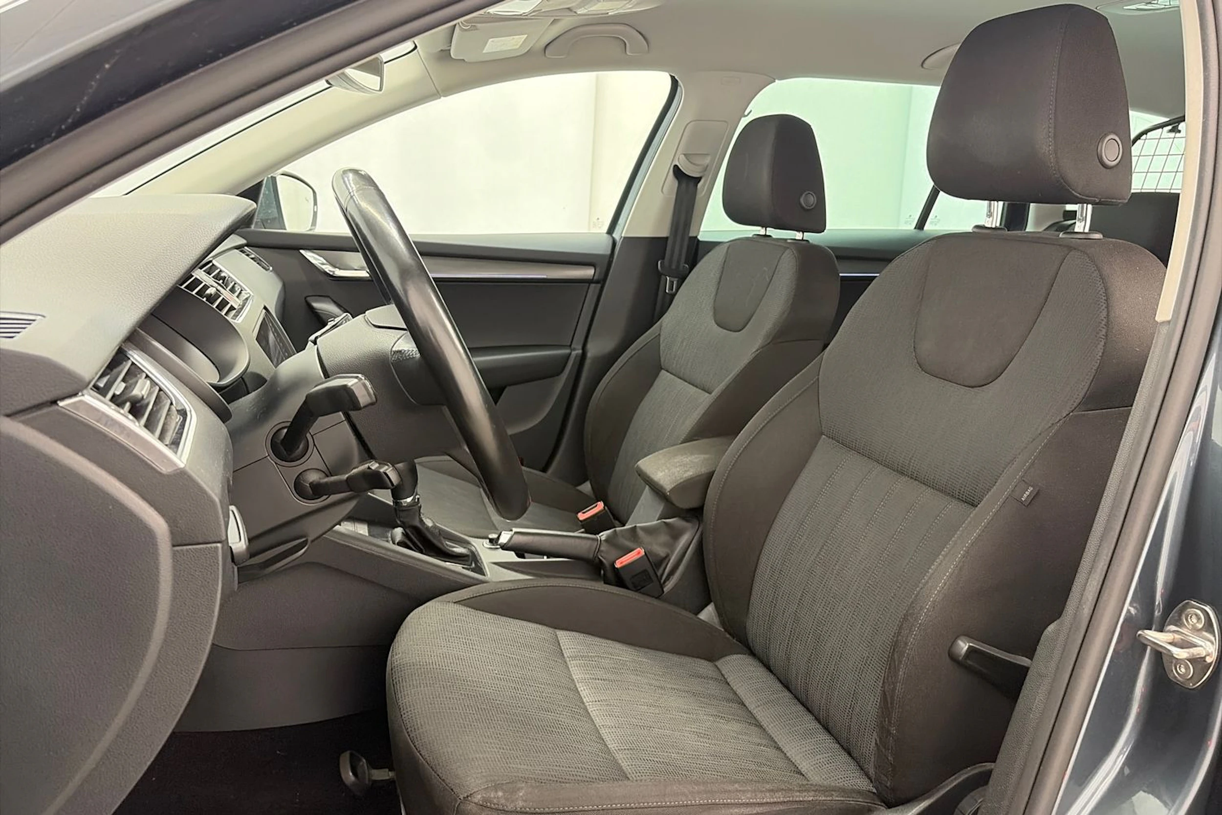 Harmaa Skoda OCTAVIA 2019 kuva 13.