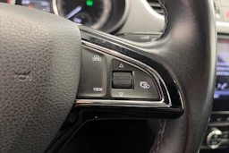 Harmaa Skoda OCTAVIA 2019 kuva 15.