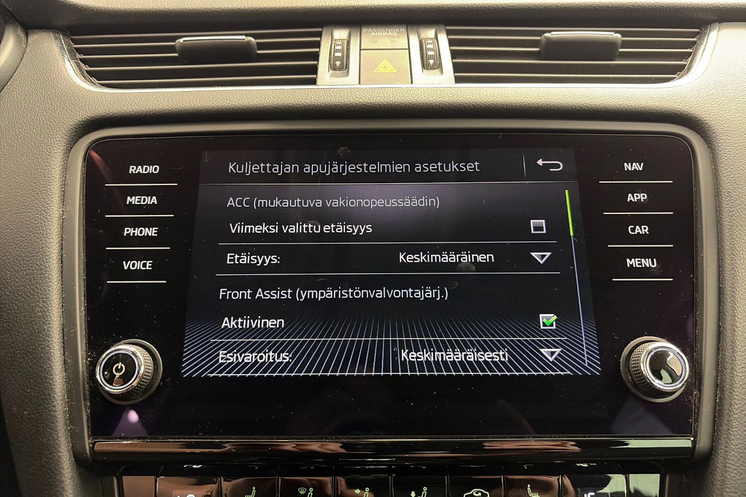Harmaa Skoda OCTAVIA 2019 kuva 20.
