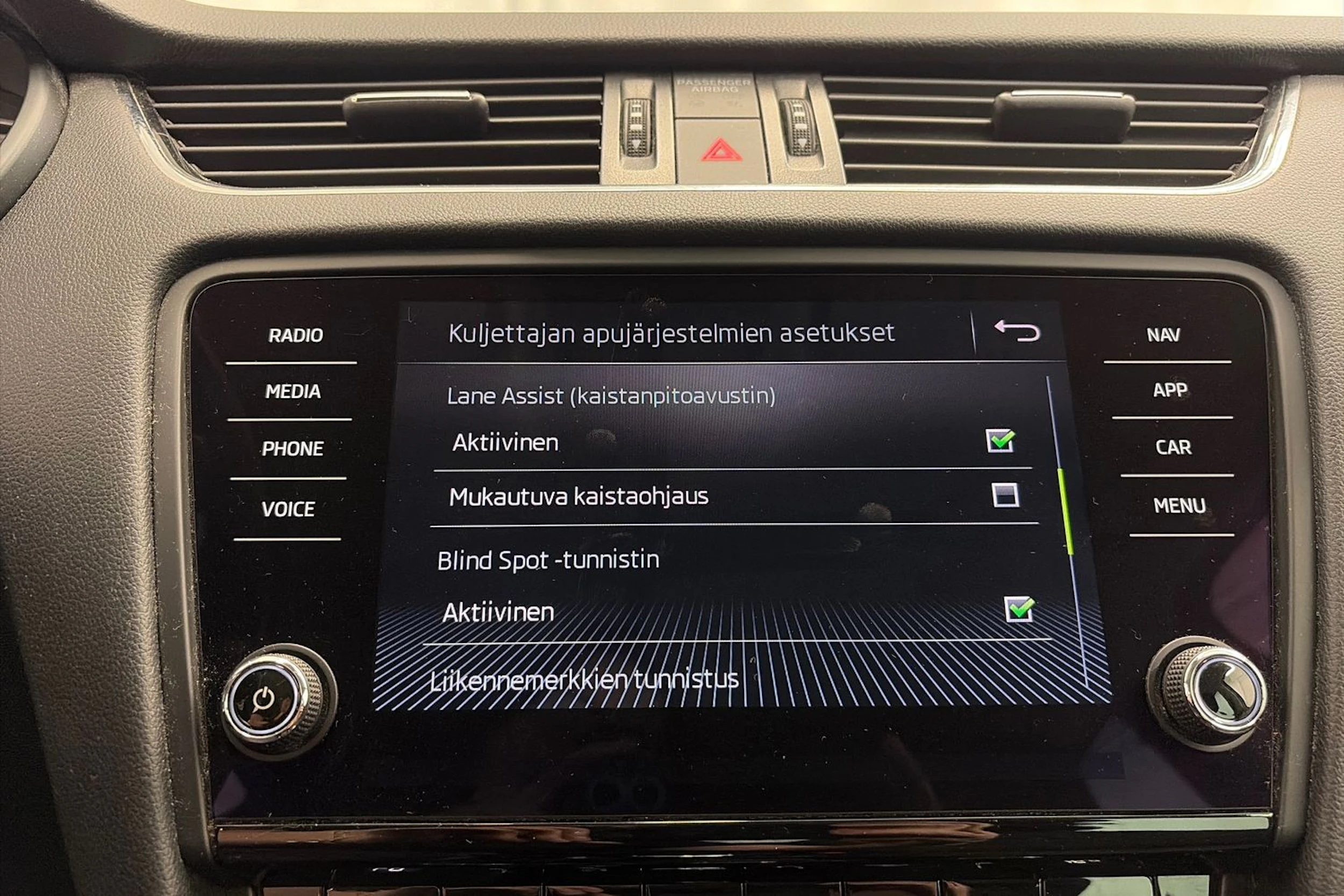 Harmaa Skoda OCTAVIA 2019 kuva 21.