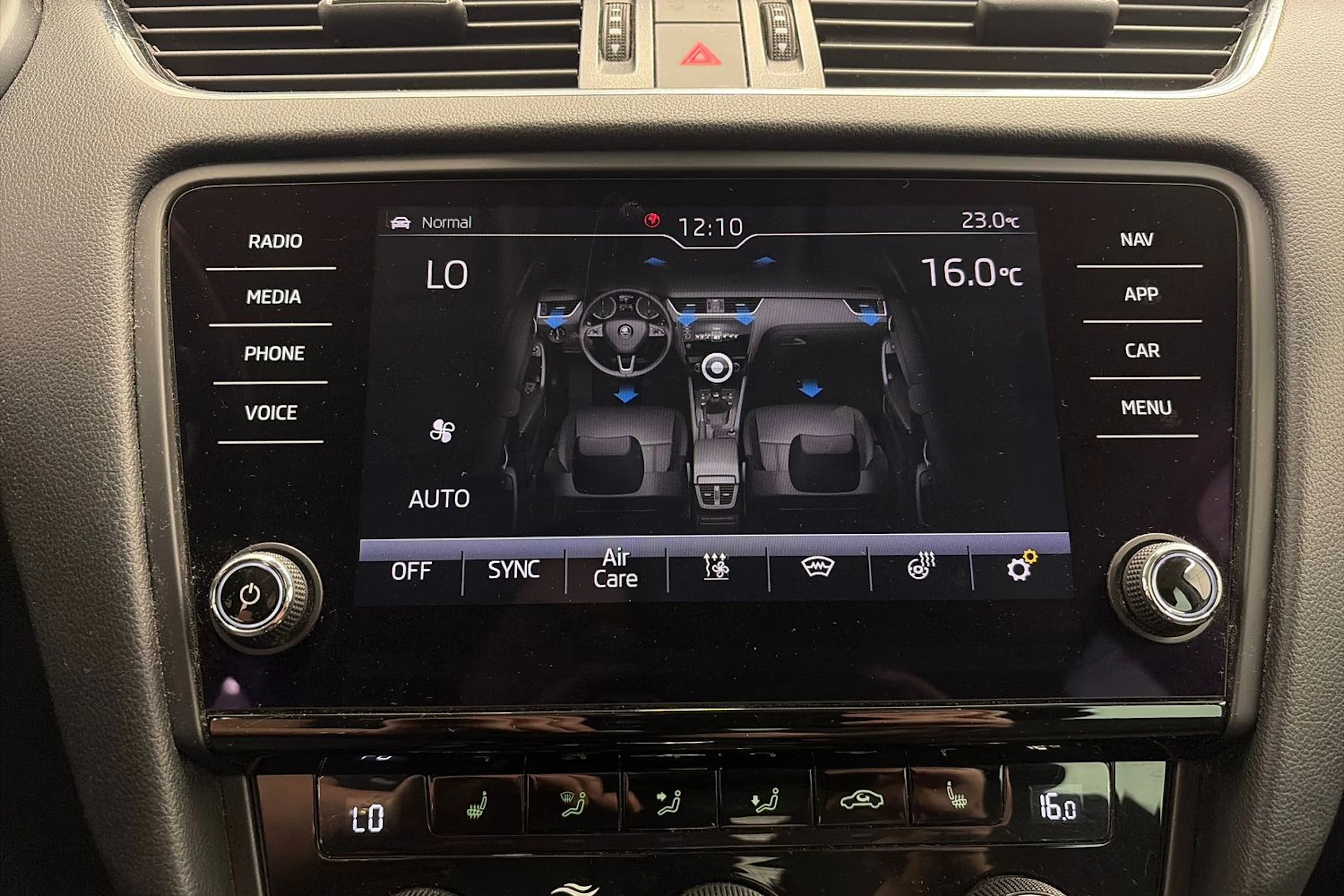 Harmaa Skoda OCTAVIA 2019 kuva 23.