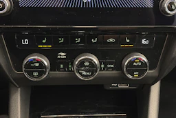 Harmaa Skoda OCTAVIA 2019 kuva 25.