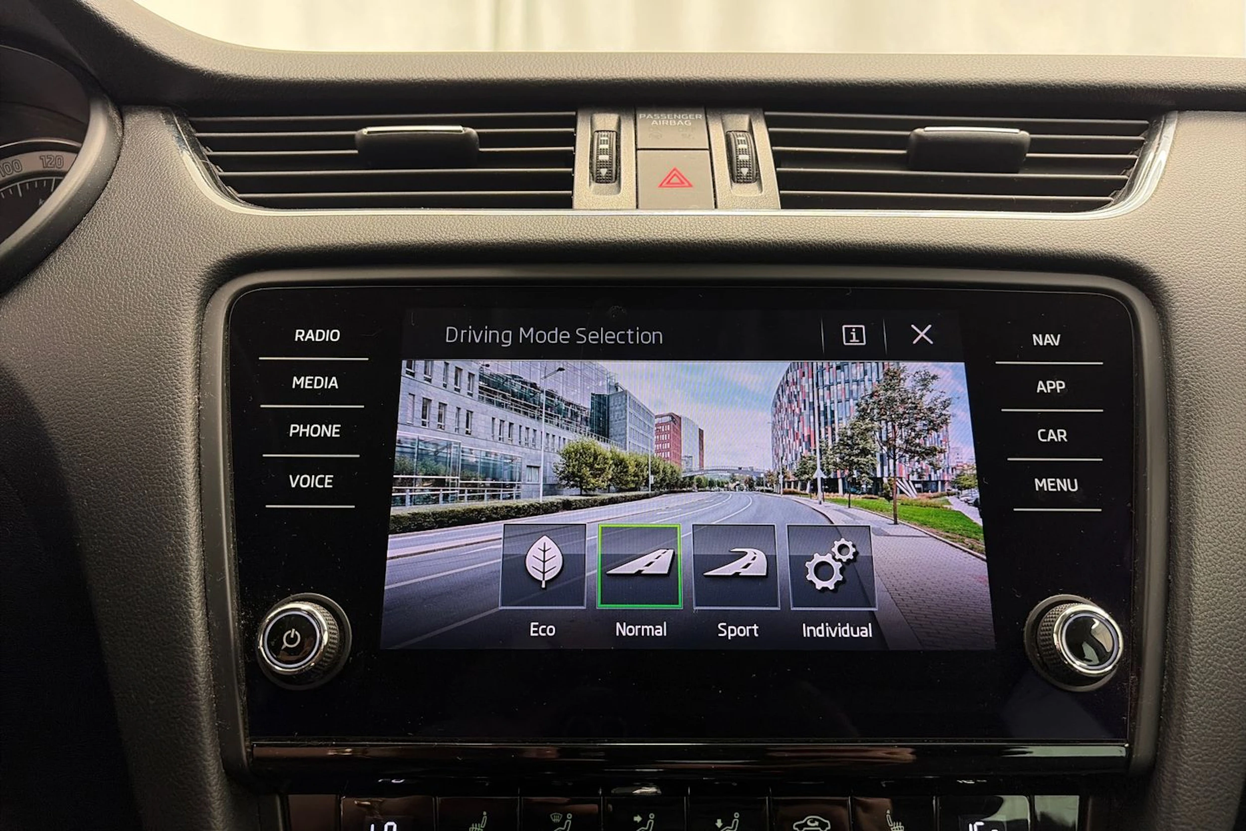 Harmaa Skoda OCTAVIA 2019 kuva 26.