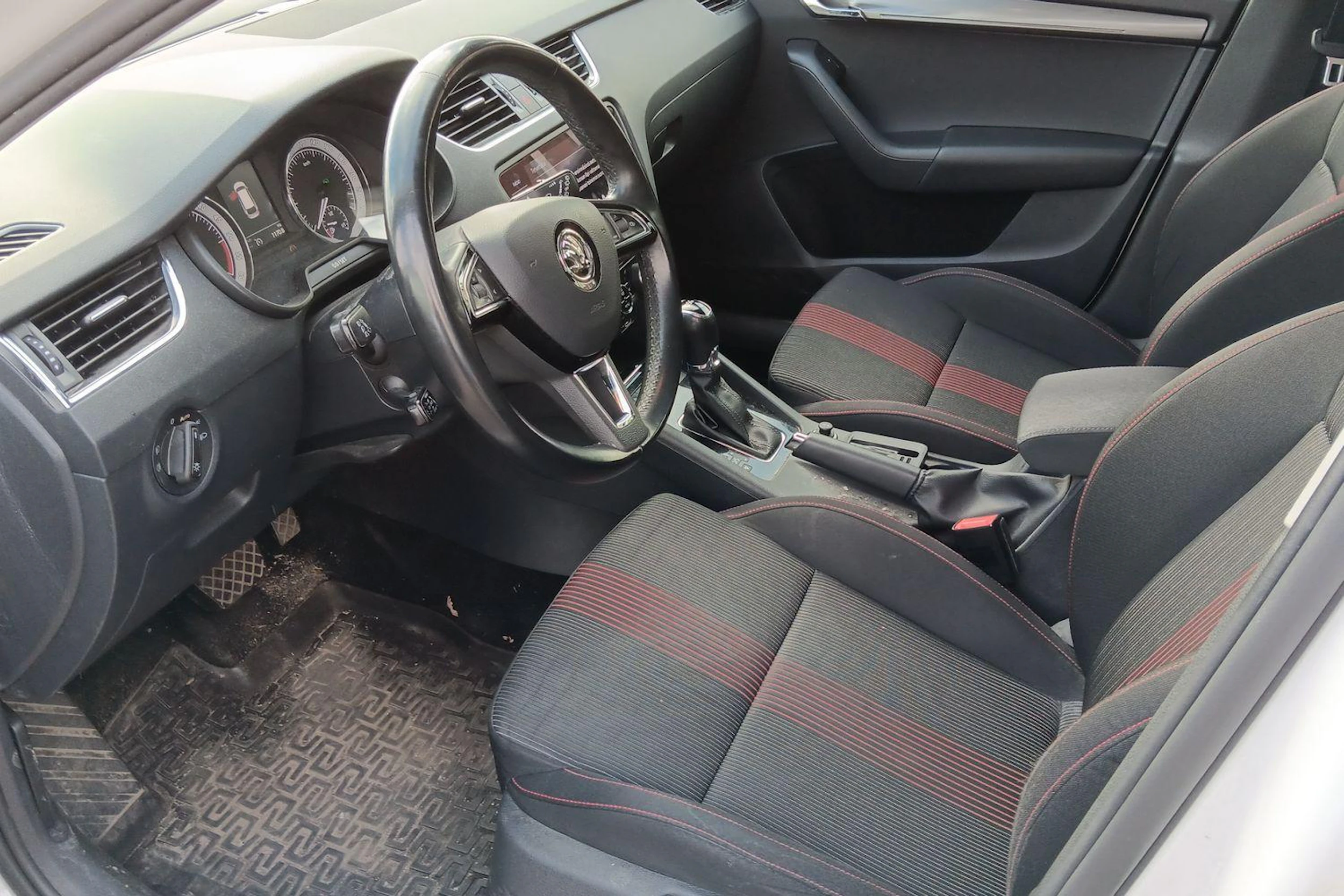 Valkoinen Skoda OCTAVIA 2019 kuva 3.