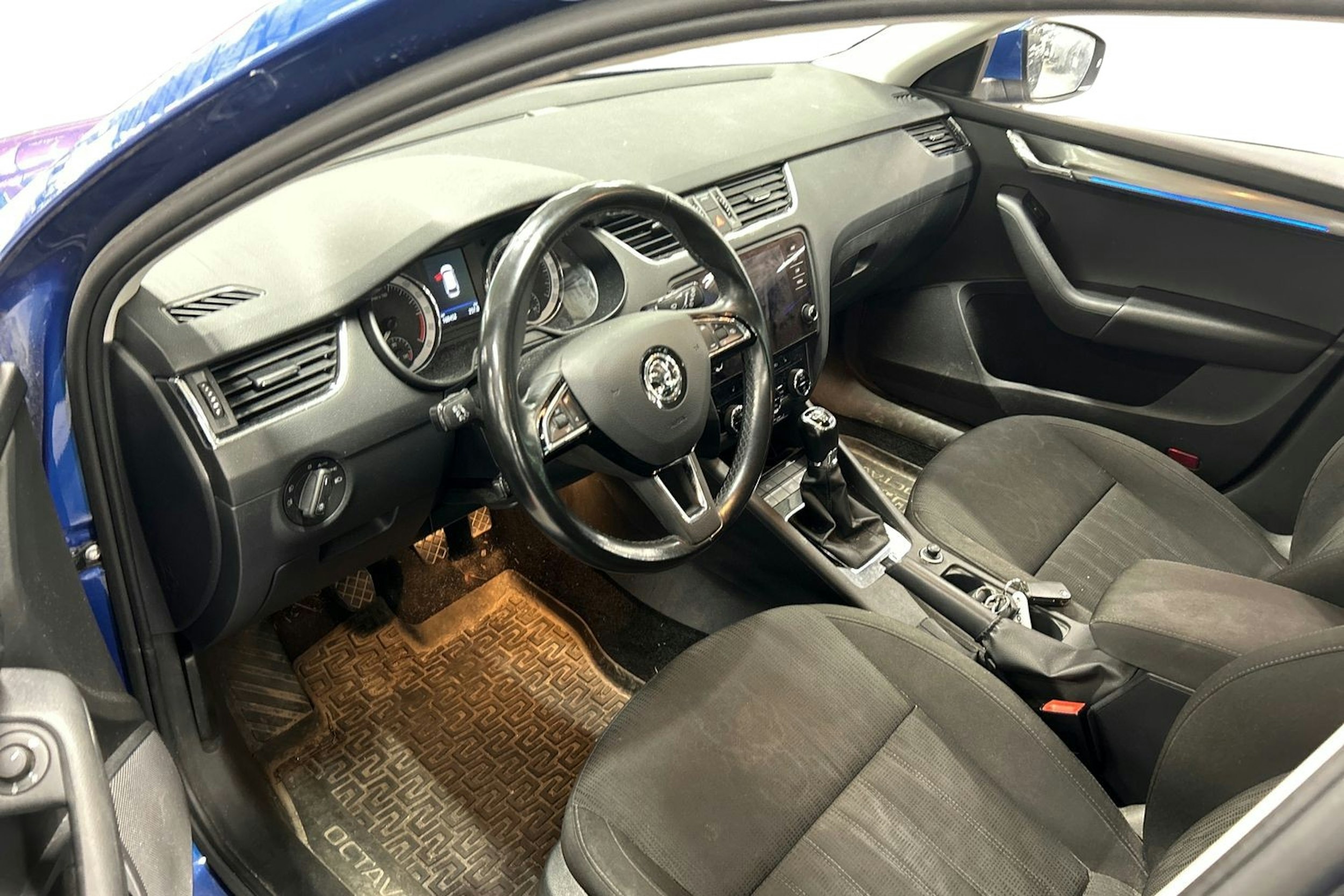 sininen Skoda Octavia 2019 kuva 3.