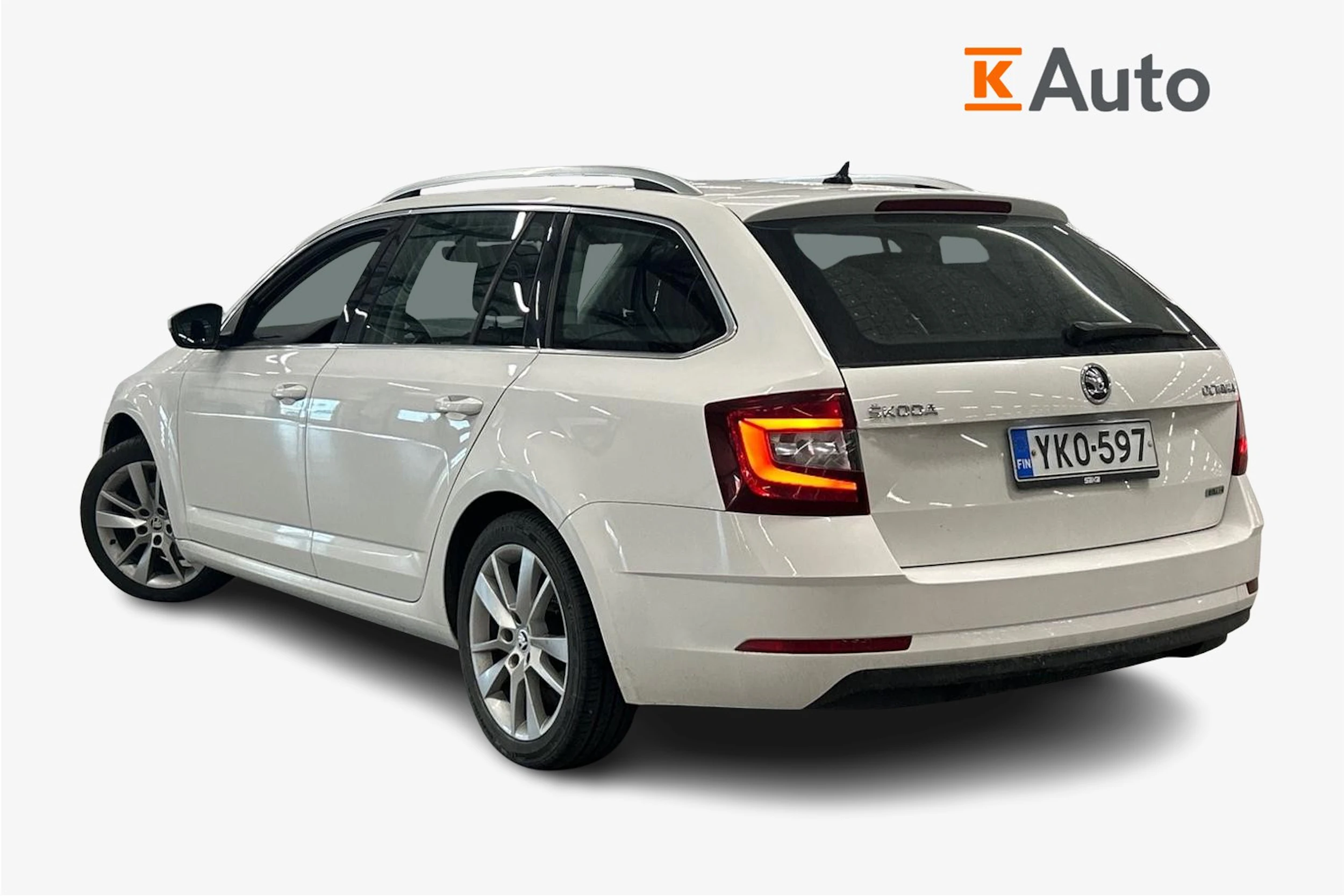 valkoinen Skoda Octavia 2019 kuva 2.