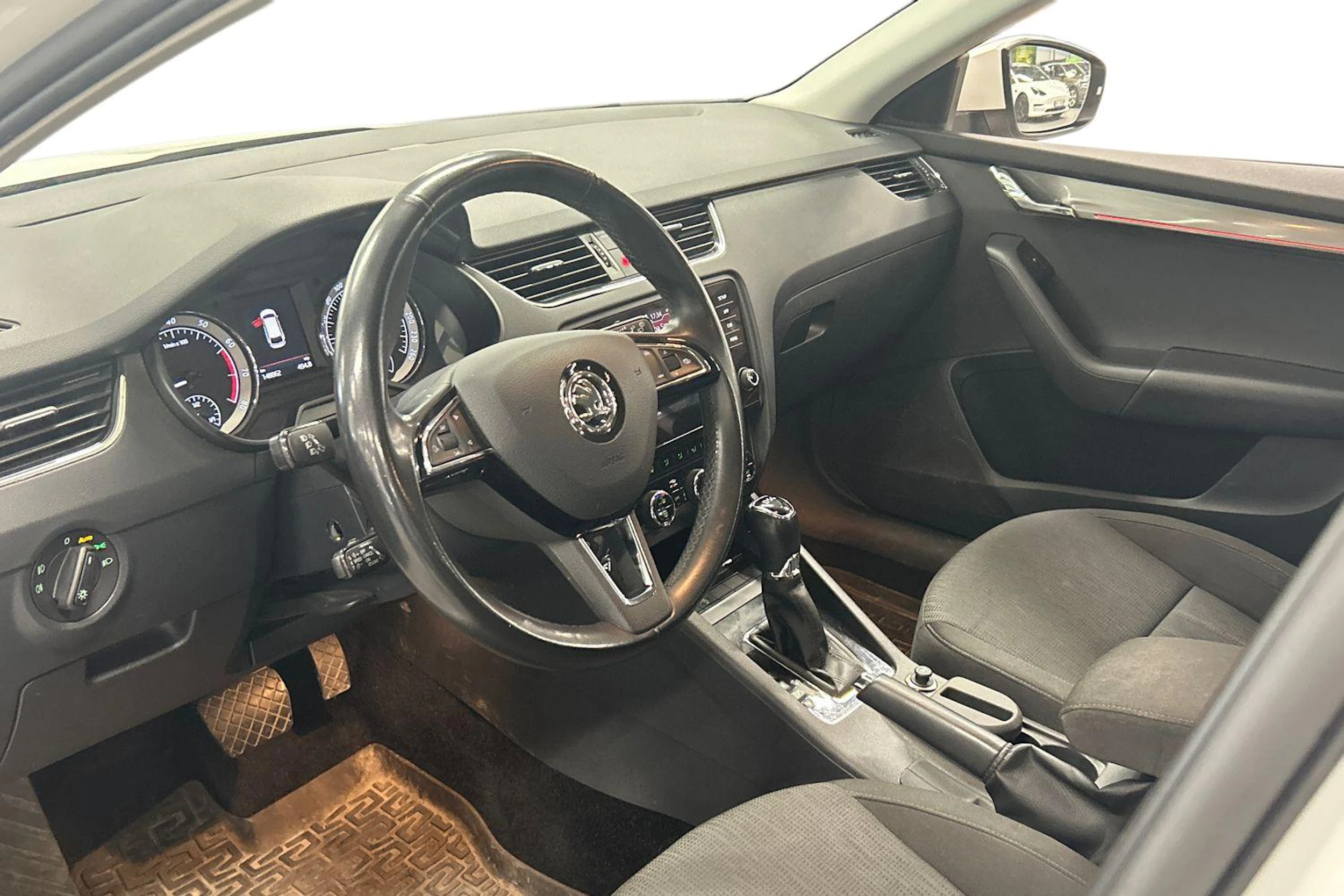 valkoinen Skoda Octavia 2019 kuva 3.