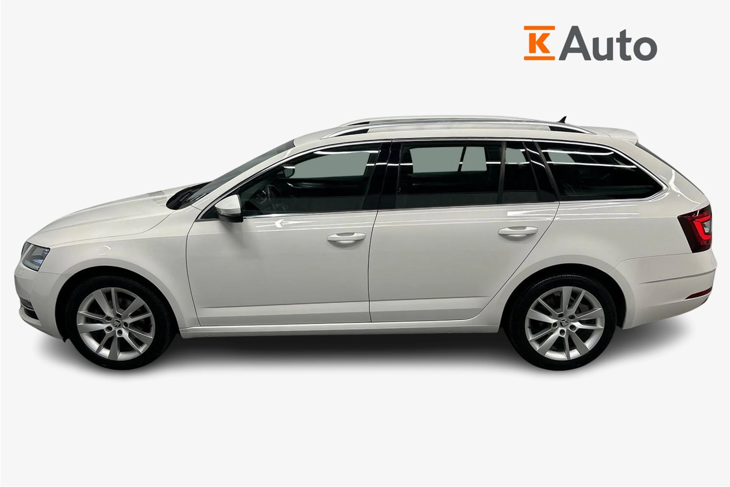 valkoinen Skoda Octavia 2019 kuva 7.