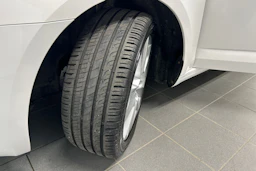 valkoinen Skoda Octavia 2019 kuva 13.