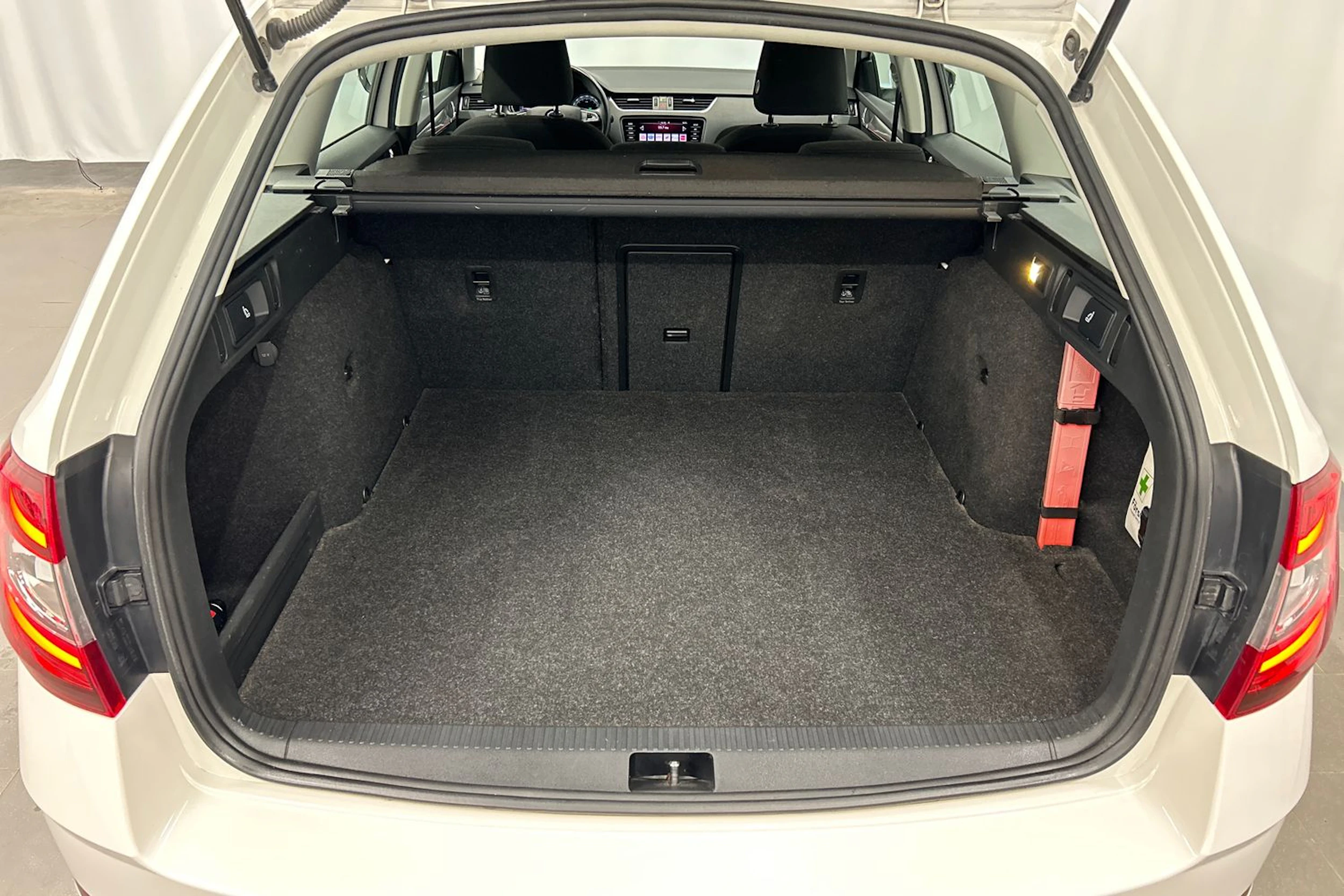 valkoinen Skoda Octavia 2019 kuva 16.