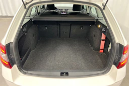 valkoinen Skoda Octavia 2019 kuva 16.