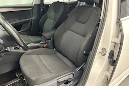 valkoinen Skoda Octavia 2019 kuva 17.