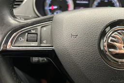 valkoinen Skoda Octavia 2019 kuva 20.