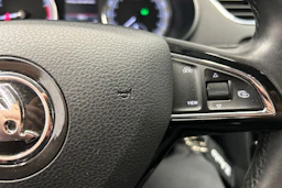valkoinen Skoda Octavia 2019 kuva 21.