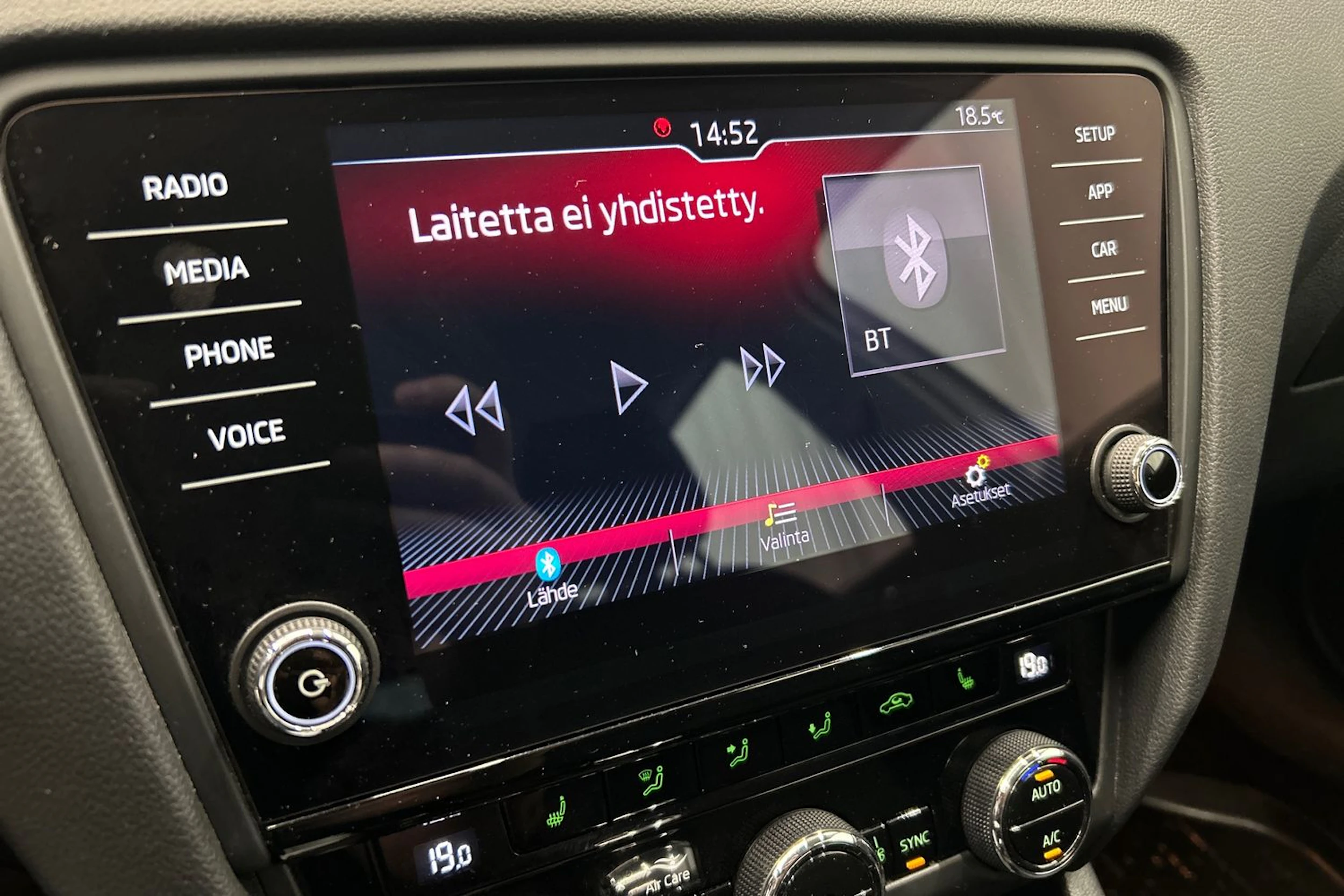 valkoinen Skoda Octavia 2019 kuva 23.