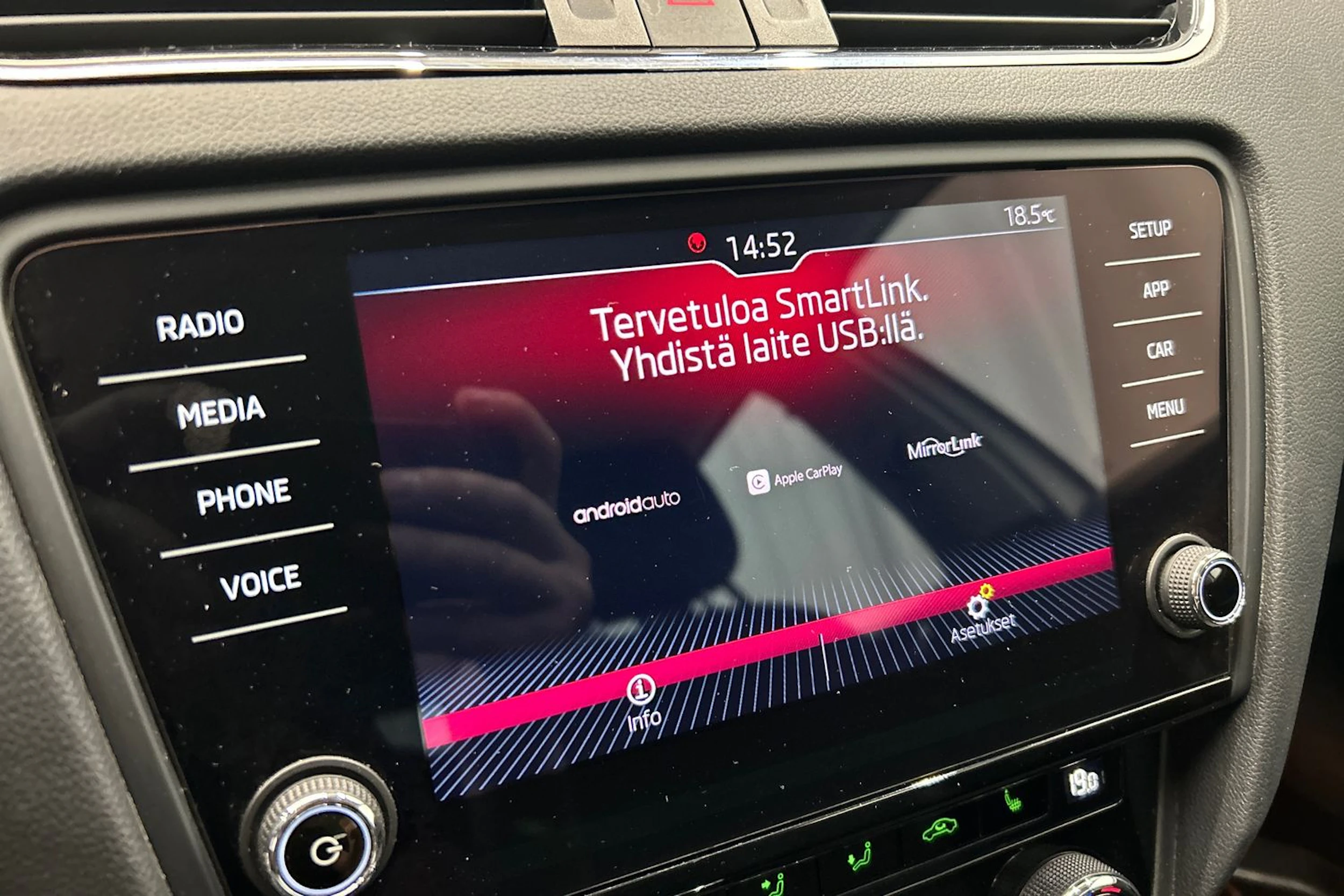 valkoinen Skoda Octavia 2019 kuva 24.