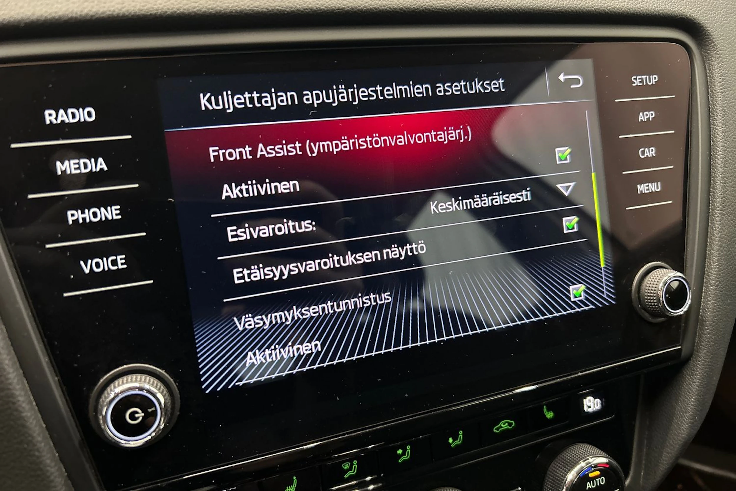 valkoinen Skoda Octavia 2019 kuva 25.