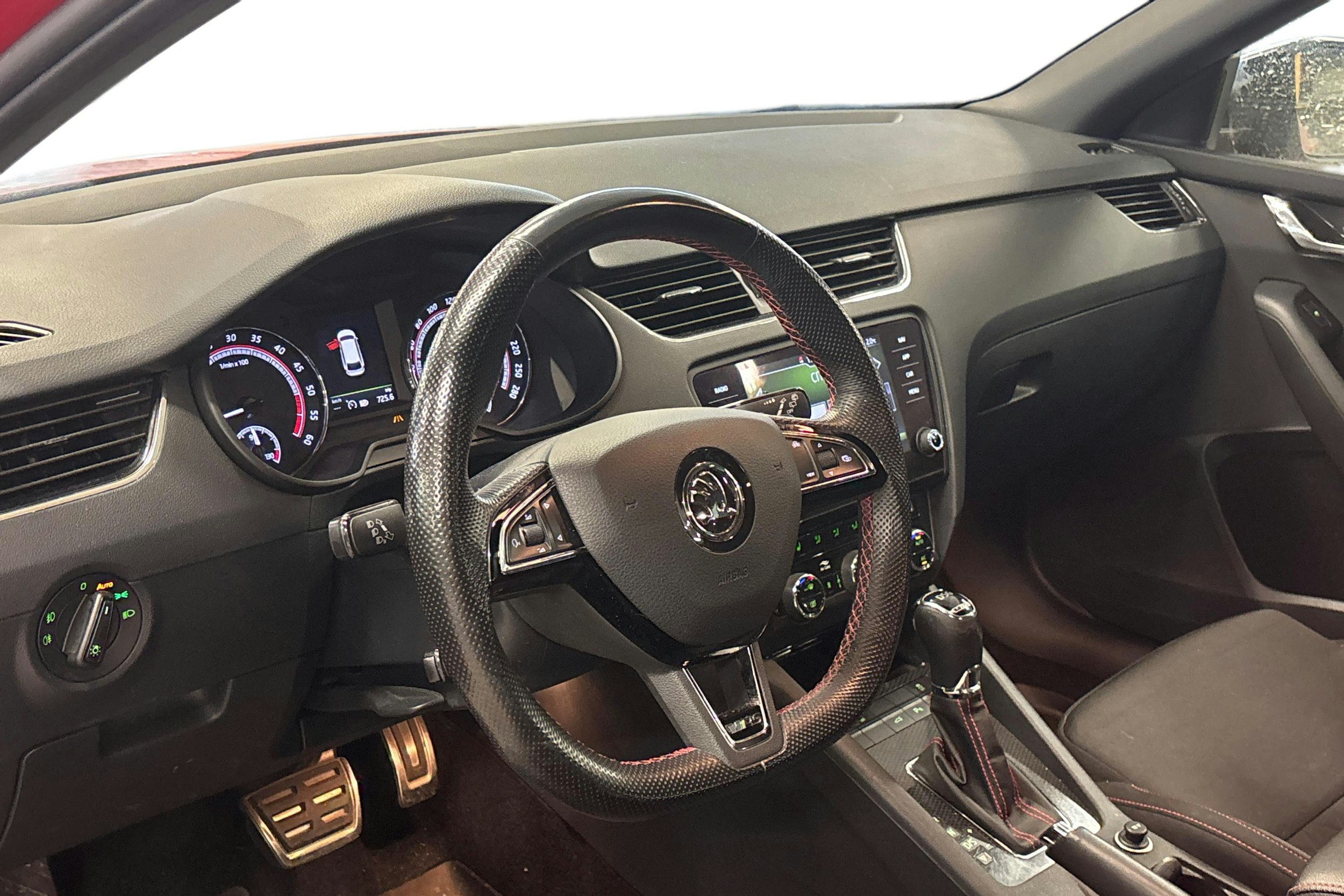 punainen Skoda Octavia 2019 kuva 3.