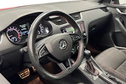 punainen Skoda Octavia 2019 kuva 7.