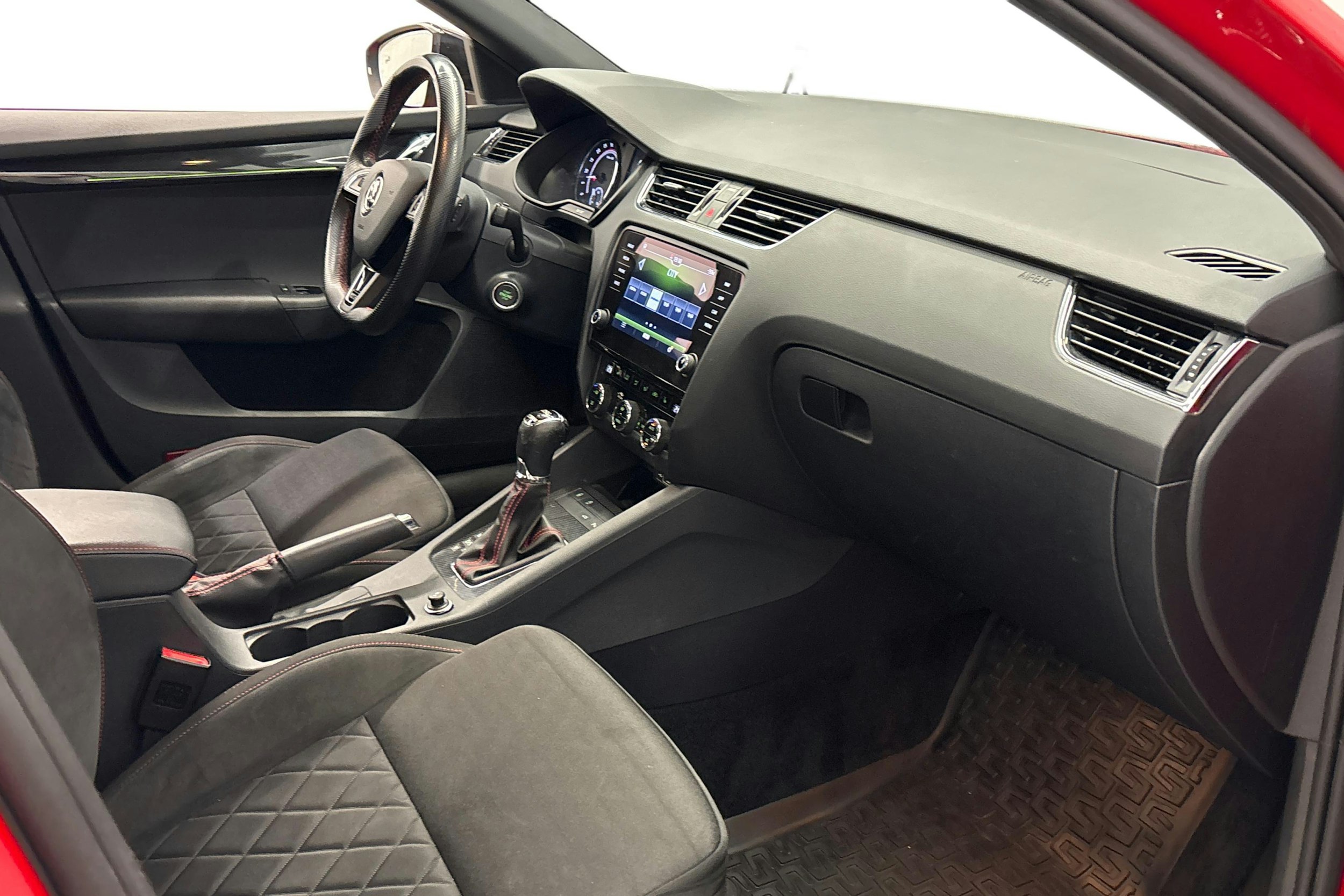 punainen Skoda Octavia 2019 kuva 10.