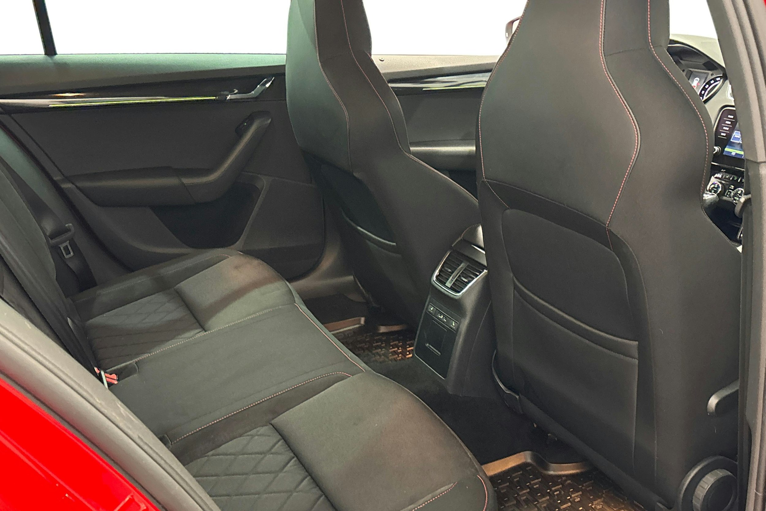 punainen Skoda Octavia 2019 kuva 11.