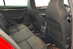 punainen Skoda Octavia 2019 kuva 11.