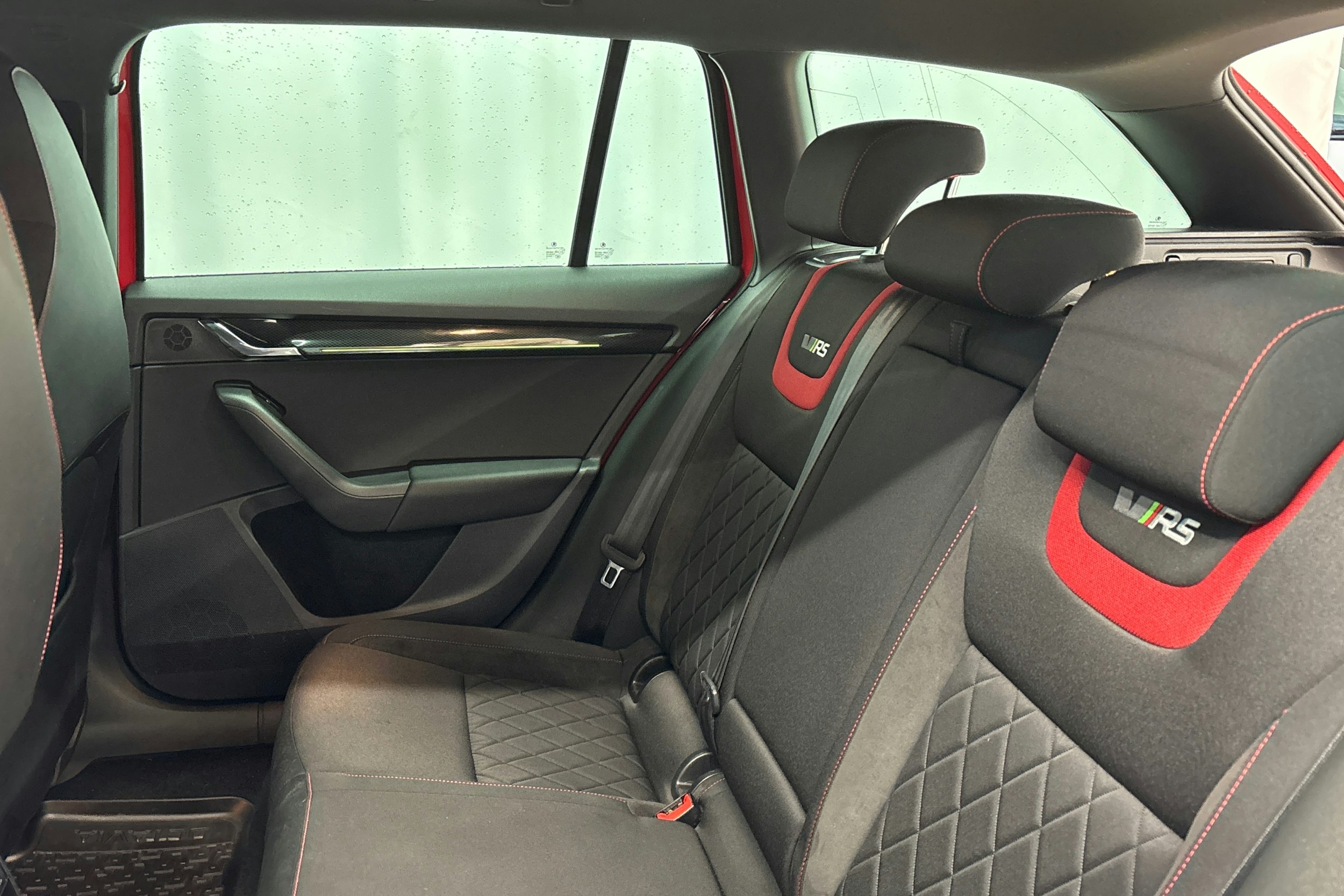 punainen Skoda Octavia 2019 kuva 13.