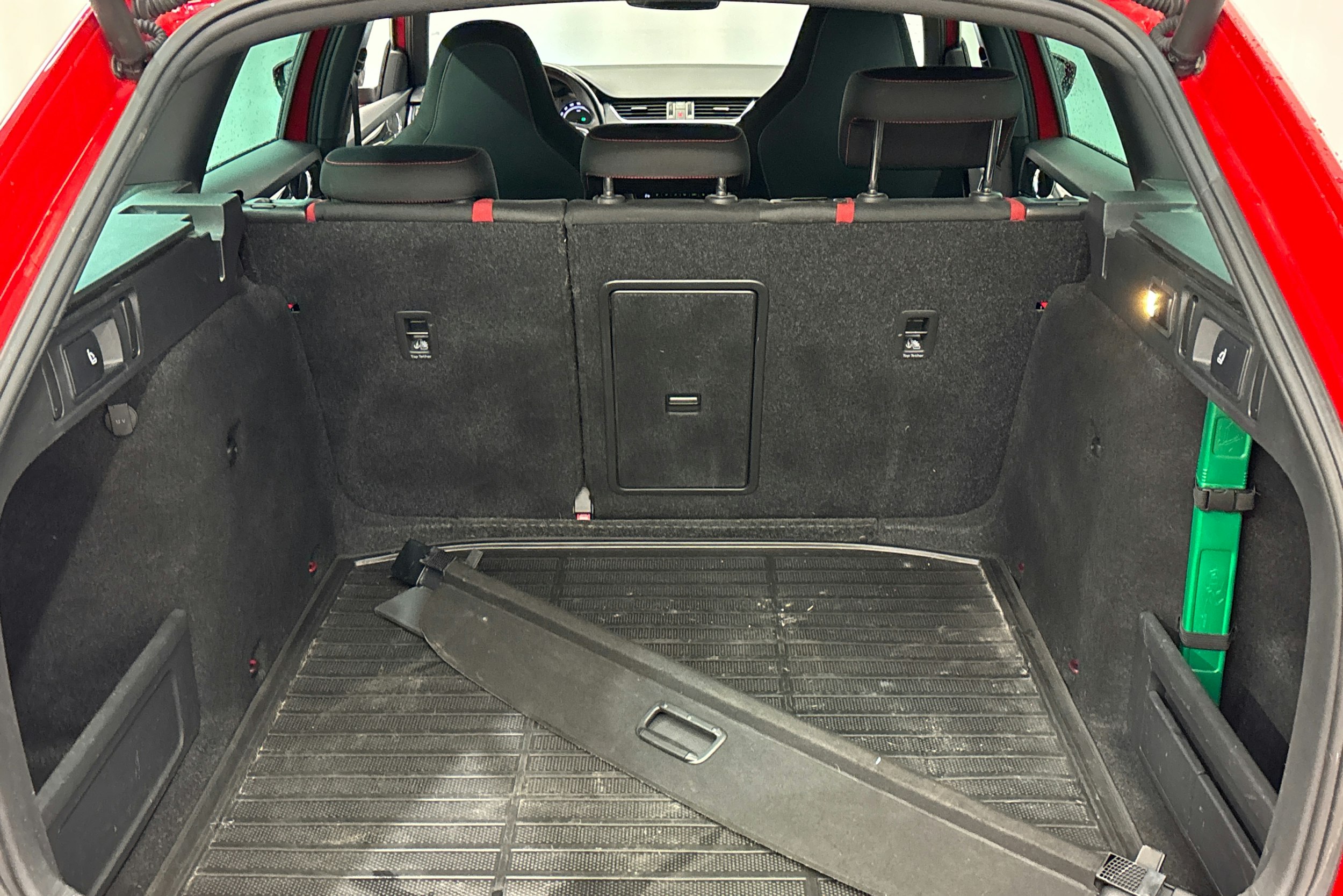 punainen Skoda Octavia 2019 kuva 14.