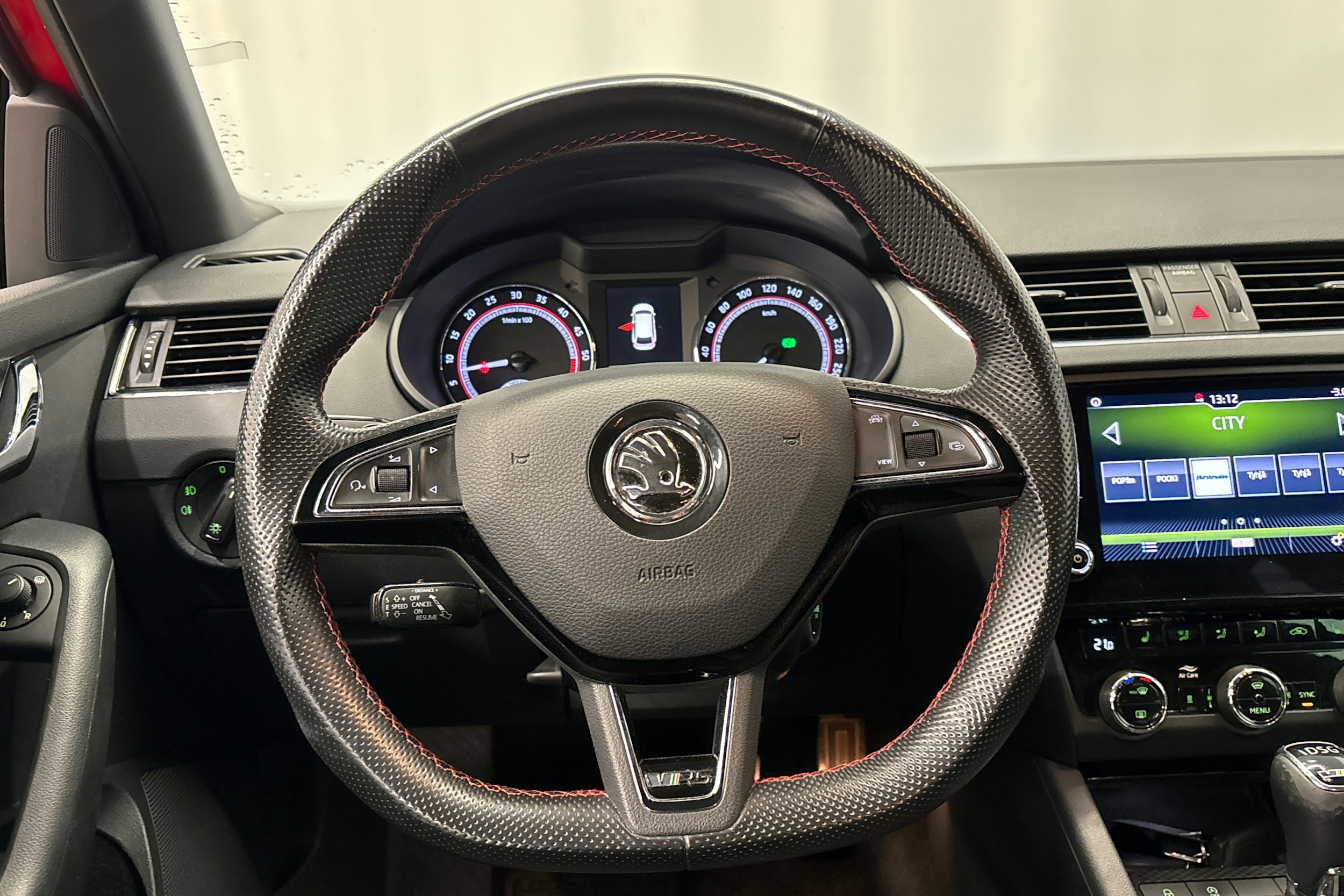 punainen Skoda Octavia 2019 kuva 16.