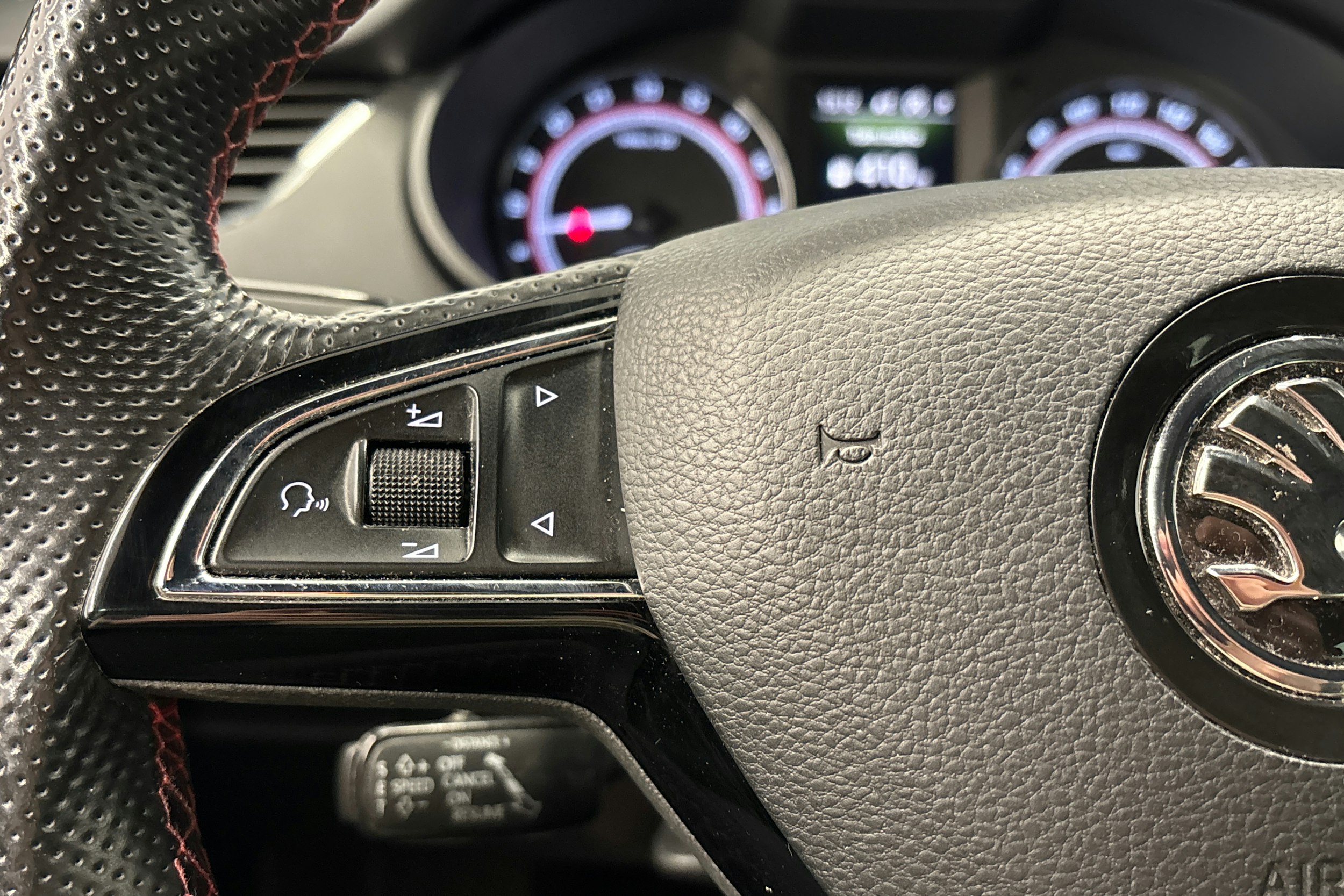 punainen Skoda Octavia 2019 kuva 17.