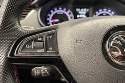 punainen Skoda Octavia 2019 kuva 17.