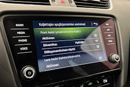 punainen Skoda Octavia 2019 kuva 26.