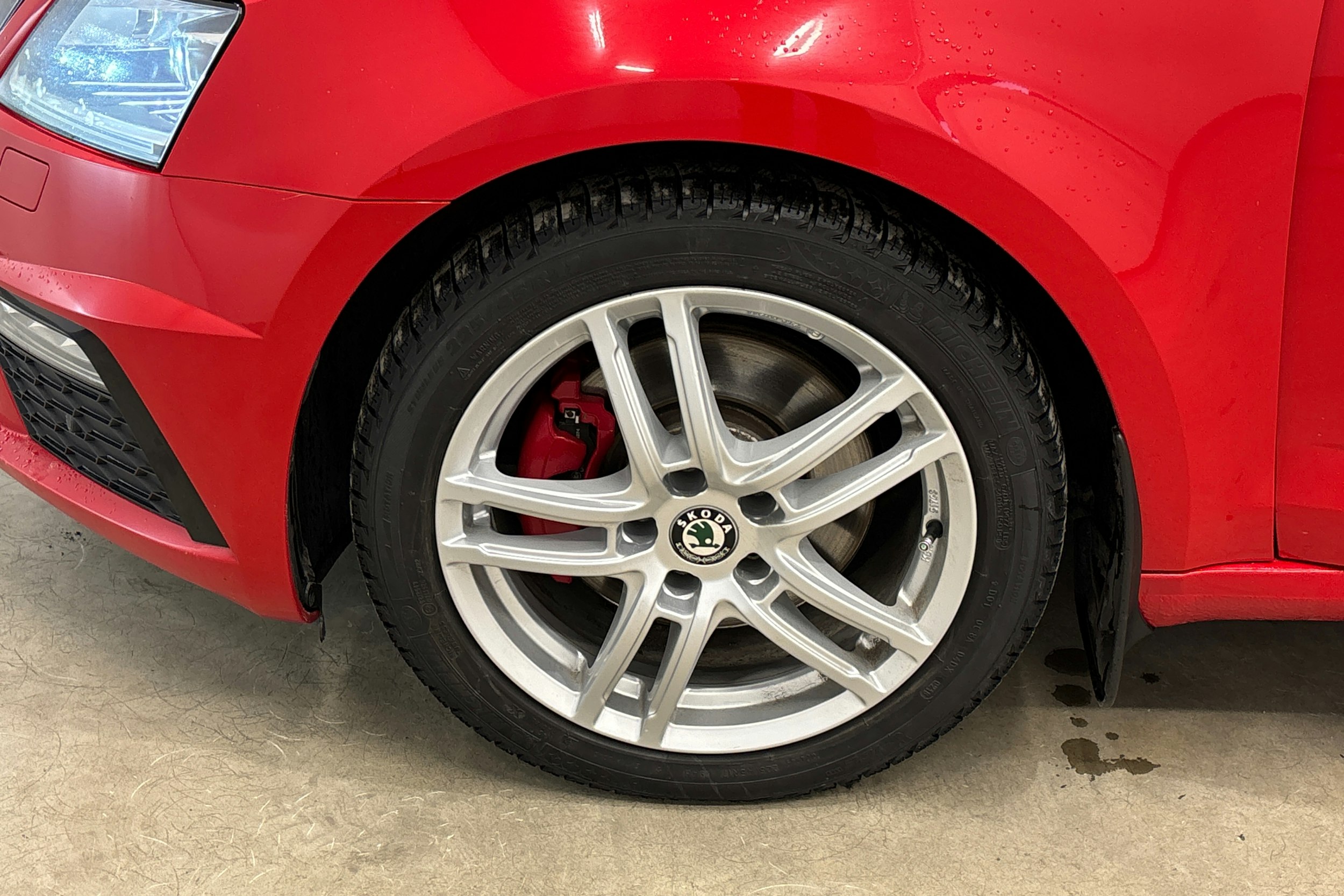 punainen Skoda Octavia 2019 kuva 37.