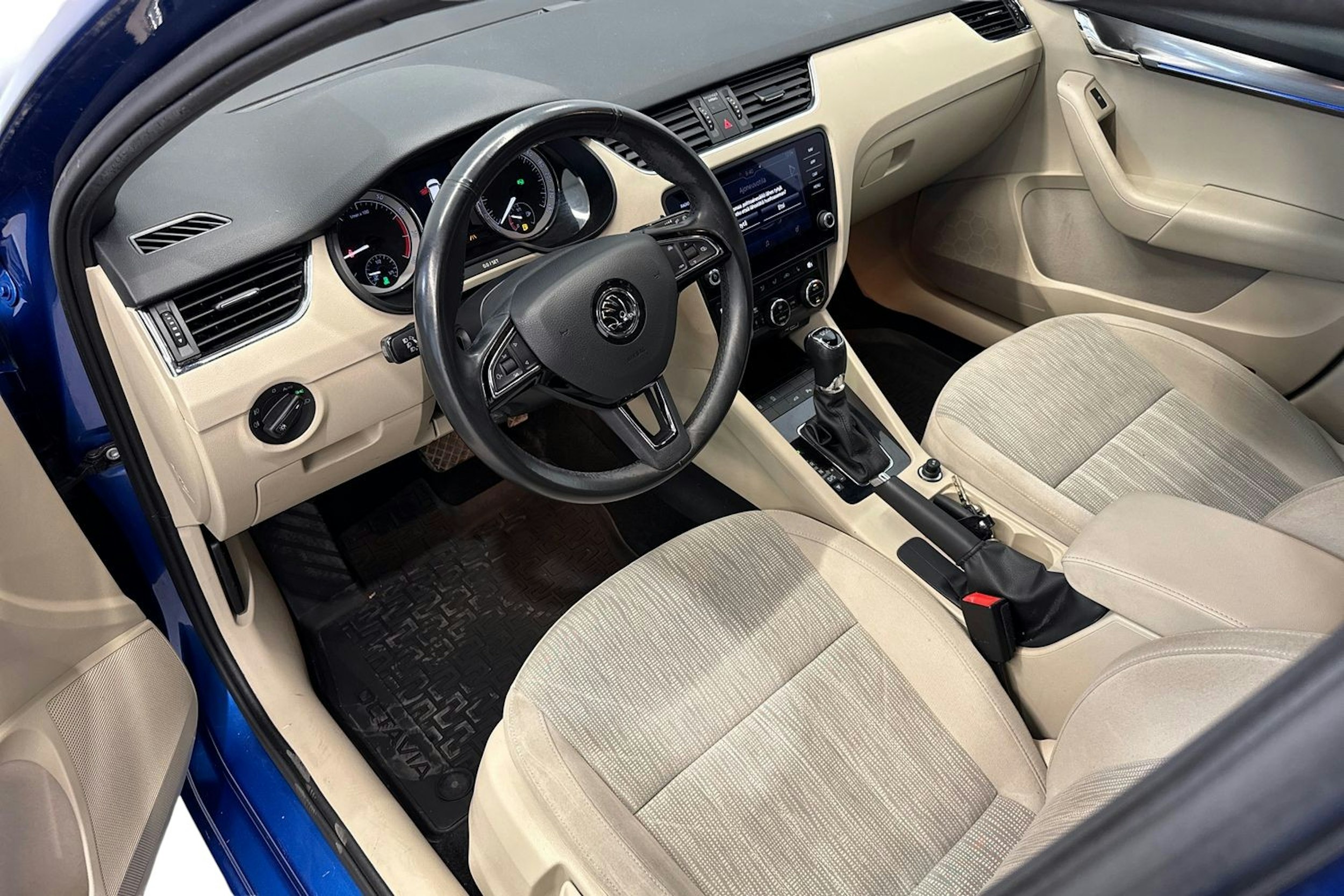 sininen Skoda Octavia 2020 kuva 7.