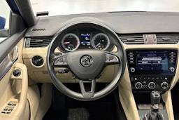 sininen Skoda Octavia 2020 kuva 14.