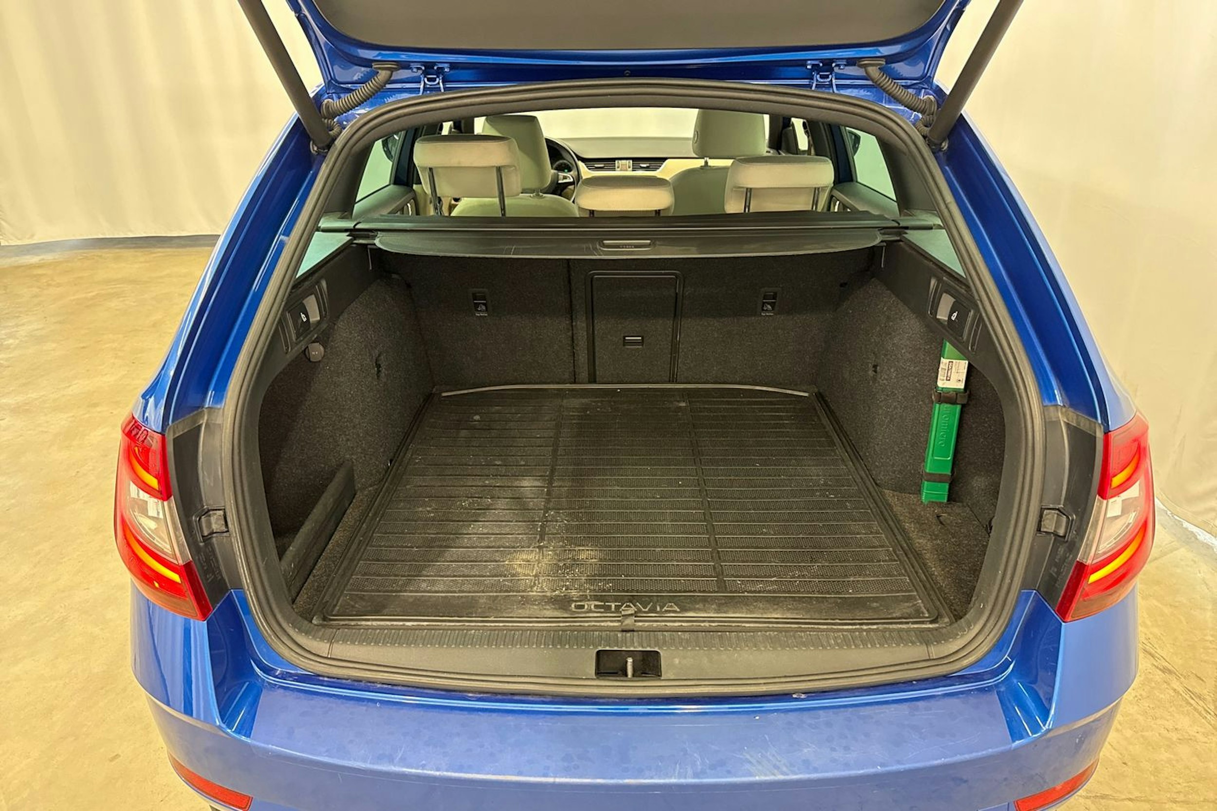 sininen Skoda Octavia 2020 kuva 15.