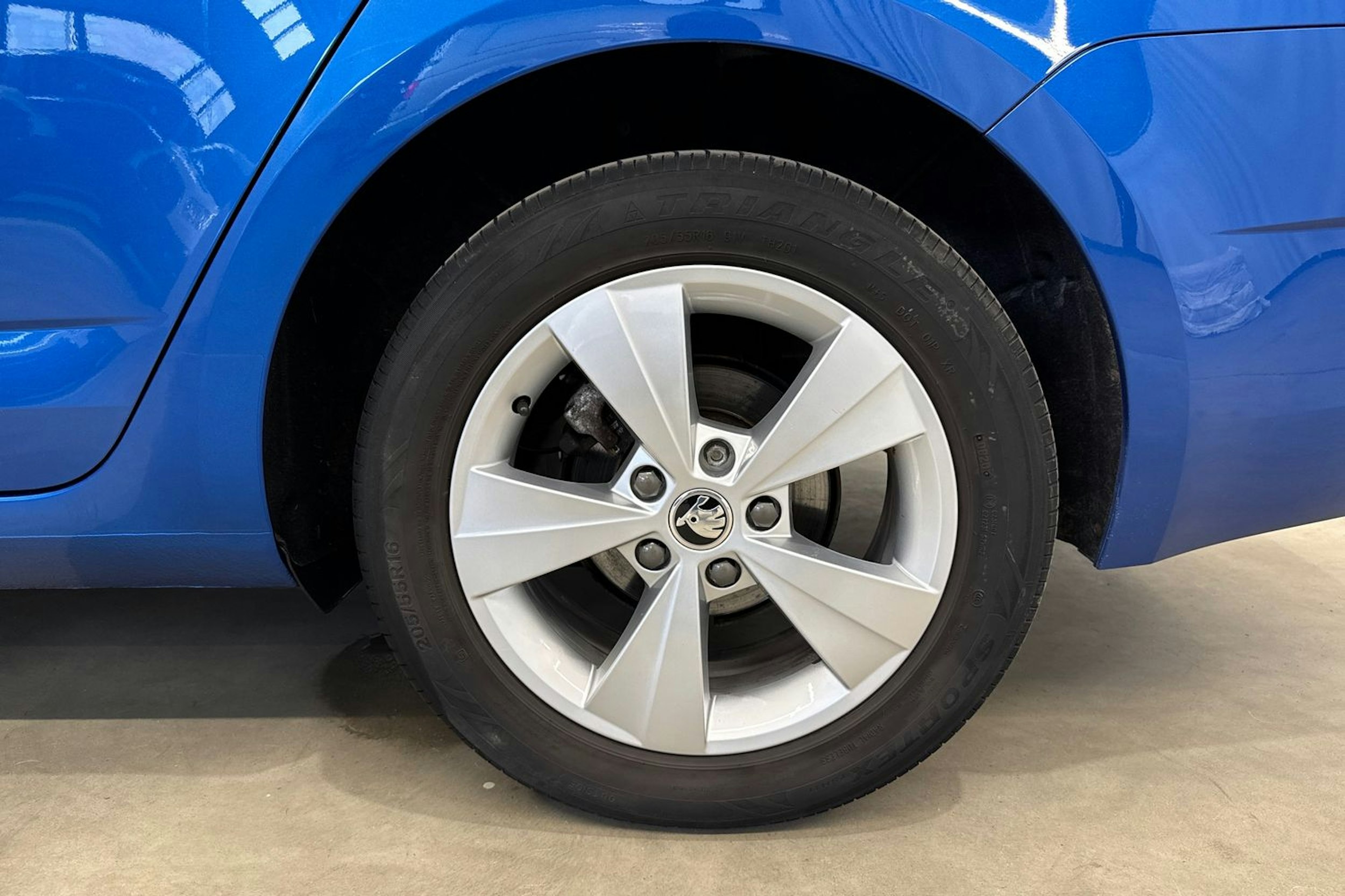 sininen Skoda Octavia 2020 kuva 36.