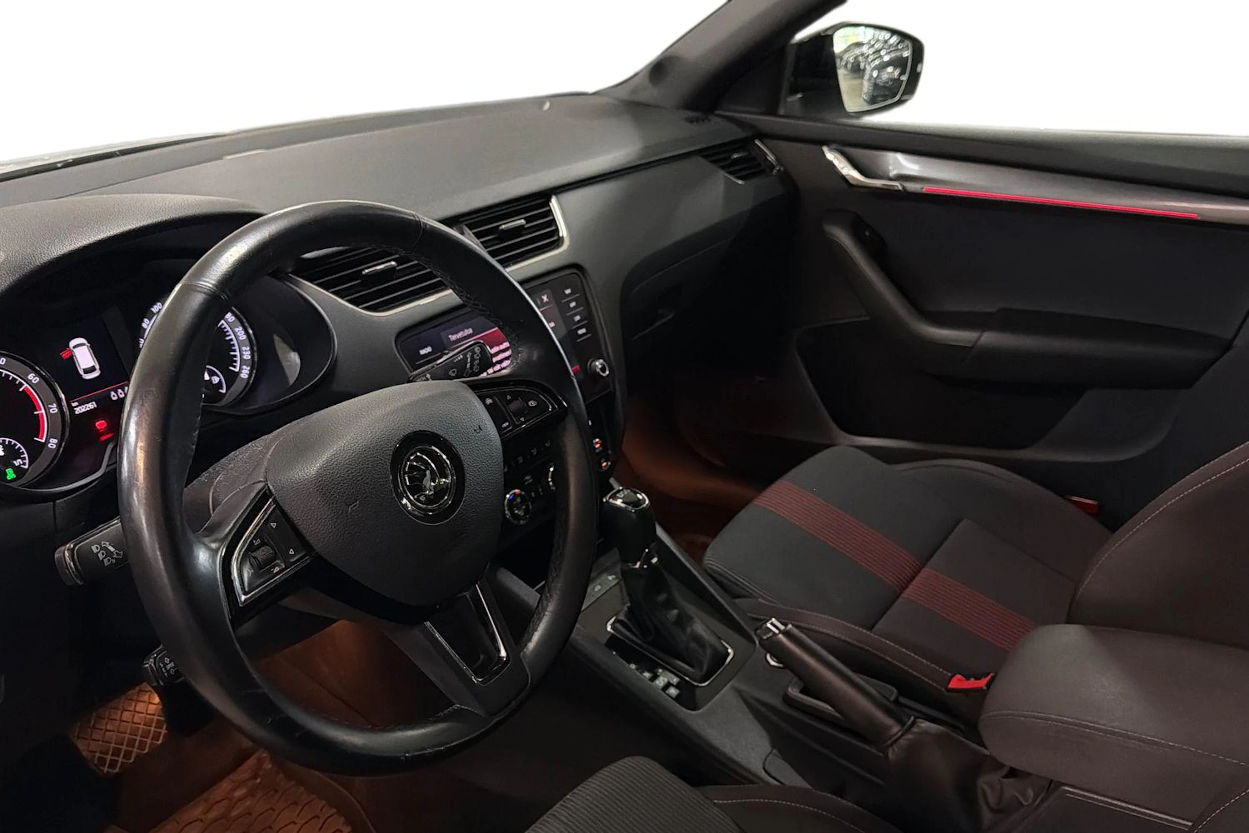 valkoinen Skoda Octavia 2020 kuva 3.