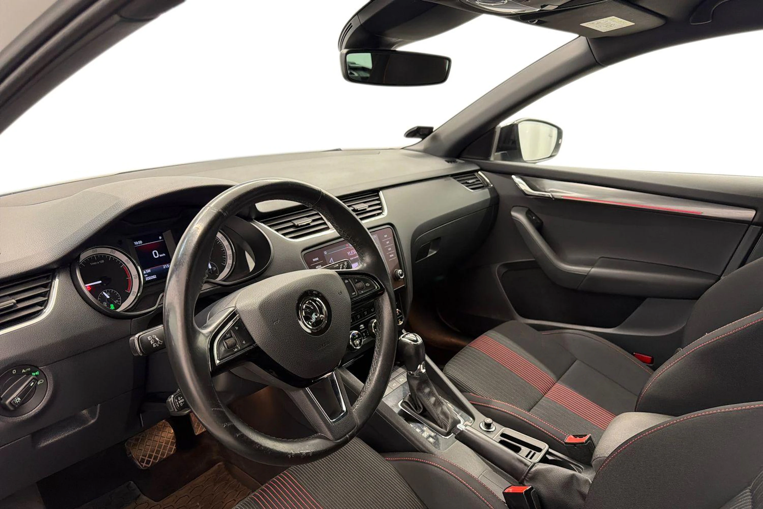 valkoinen Skoda Octavia 2020 kuva 6.