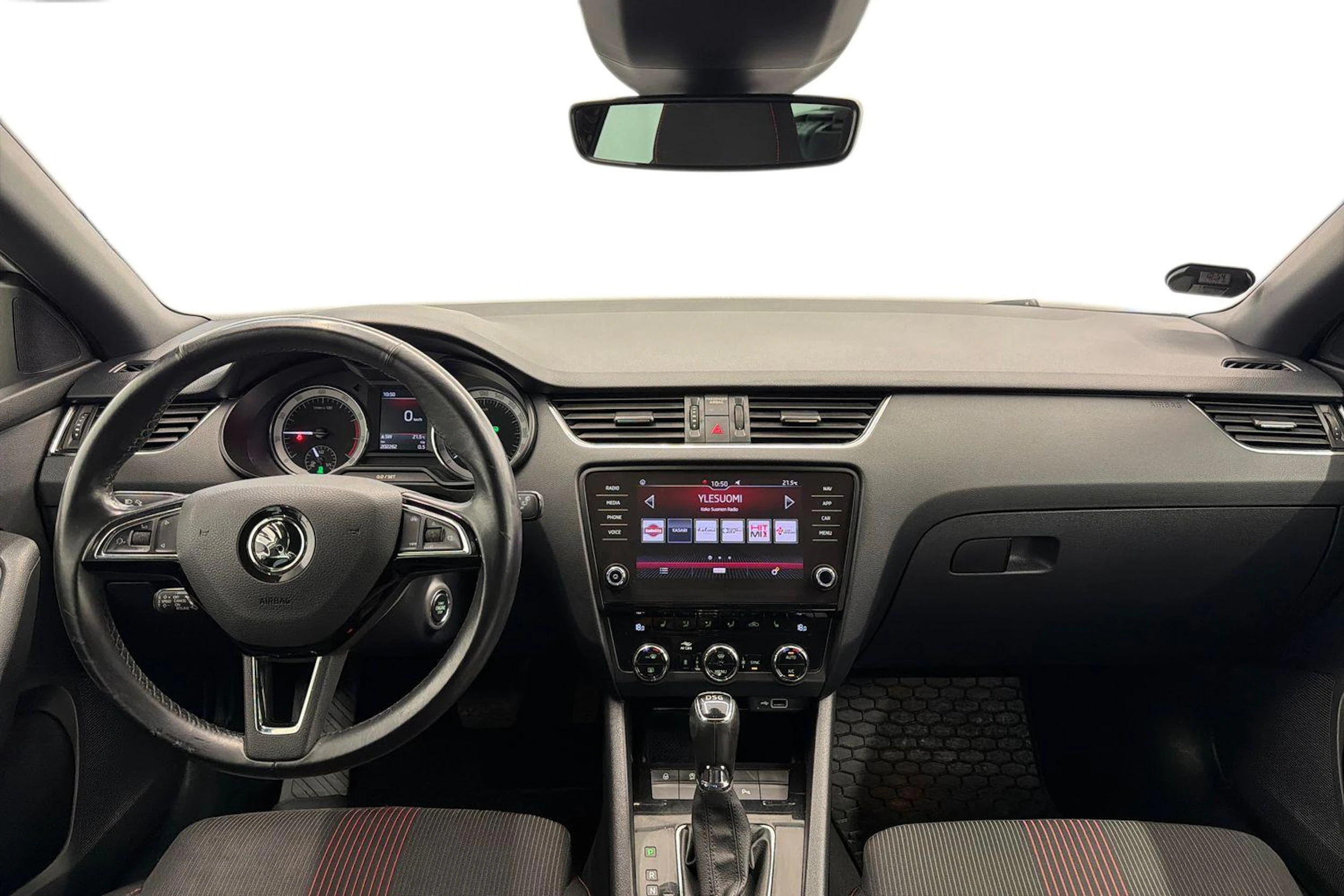 valkoinen Skoda Octavia 2020 kuva 7.