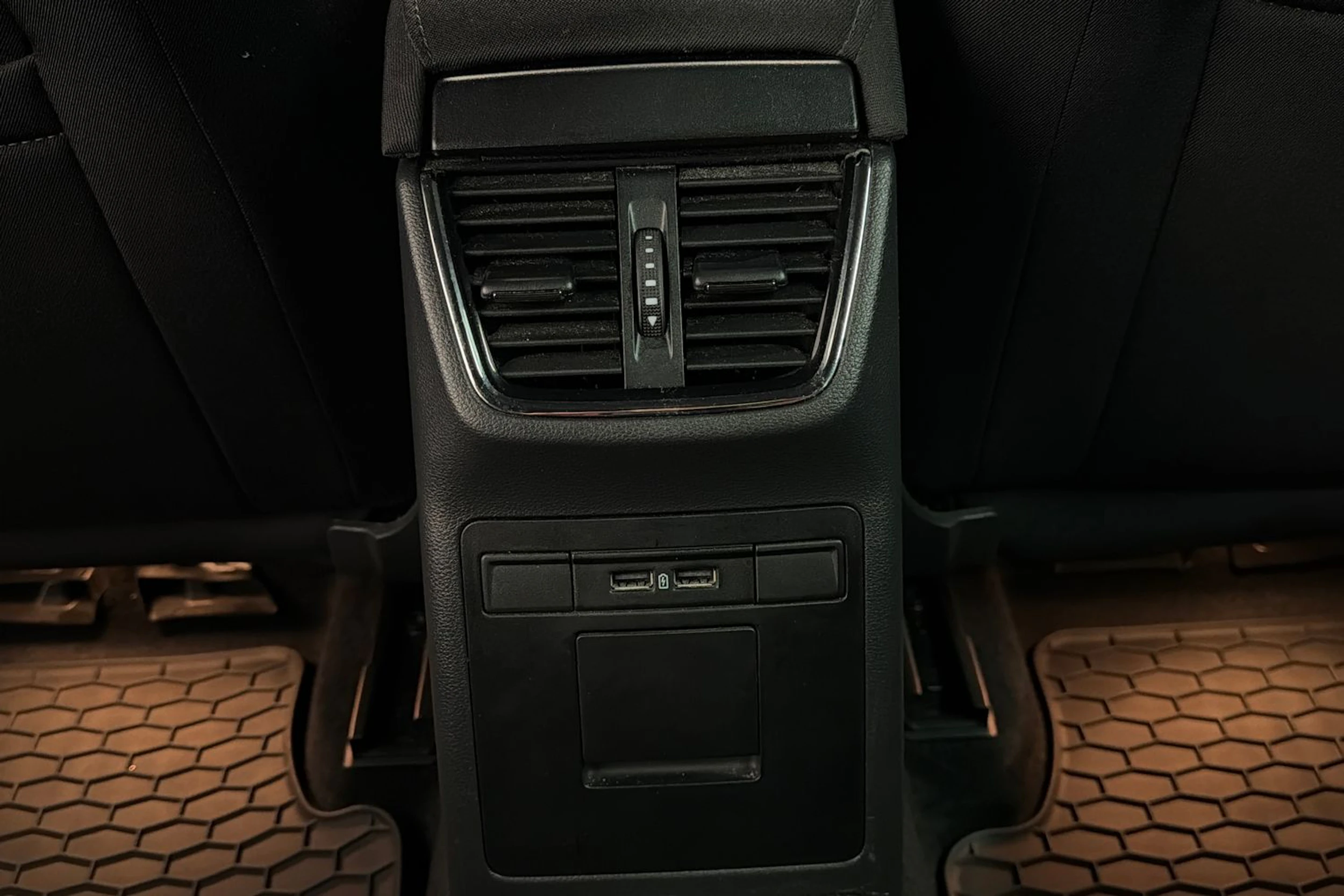 valkoinen Skoda Octavia 2020 kuva 16.