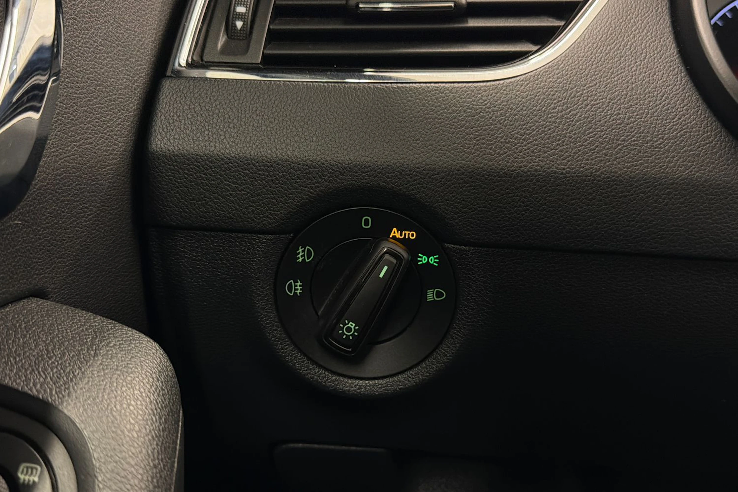 valkoinen Skoda Octavia 2020 kuva 18.