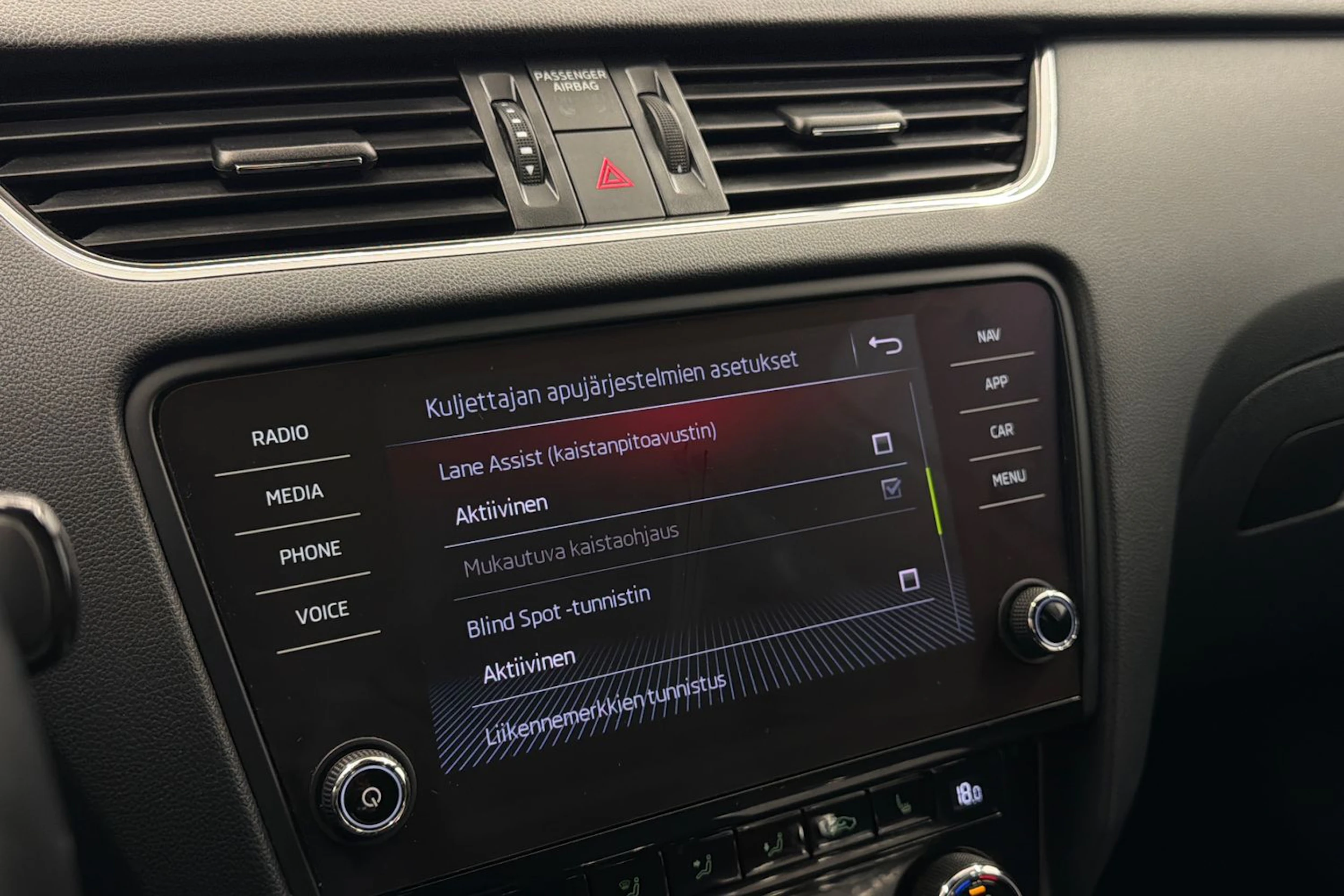 valkoinen Skoda Octavia 2020 kuva 28.