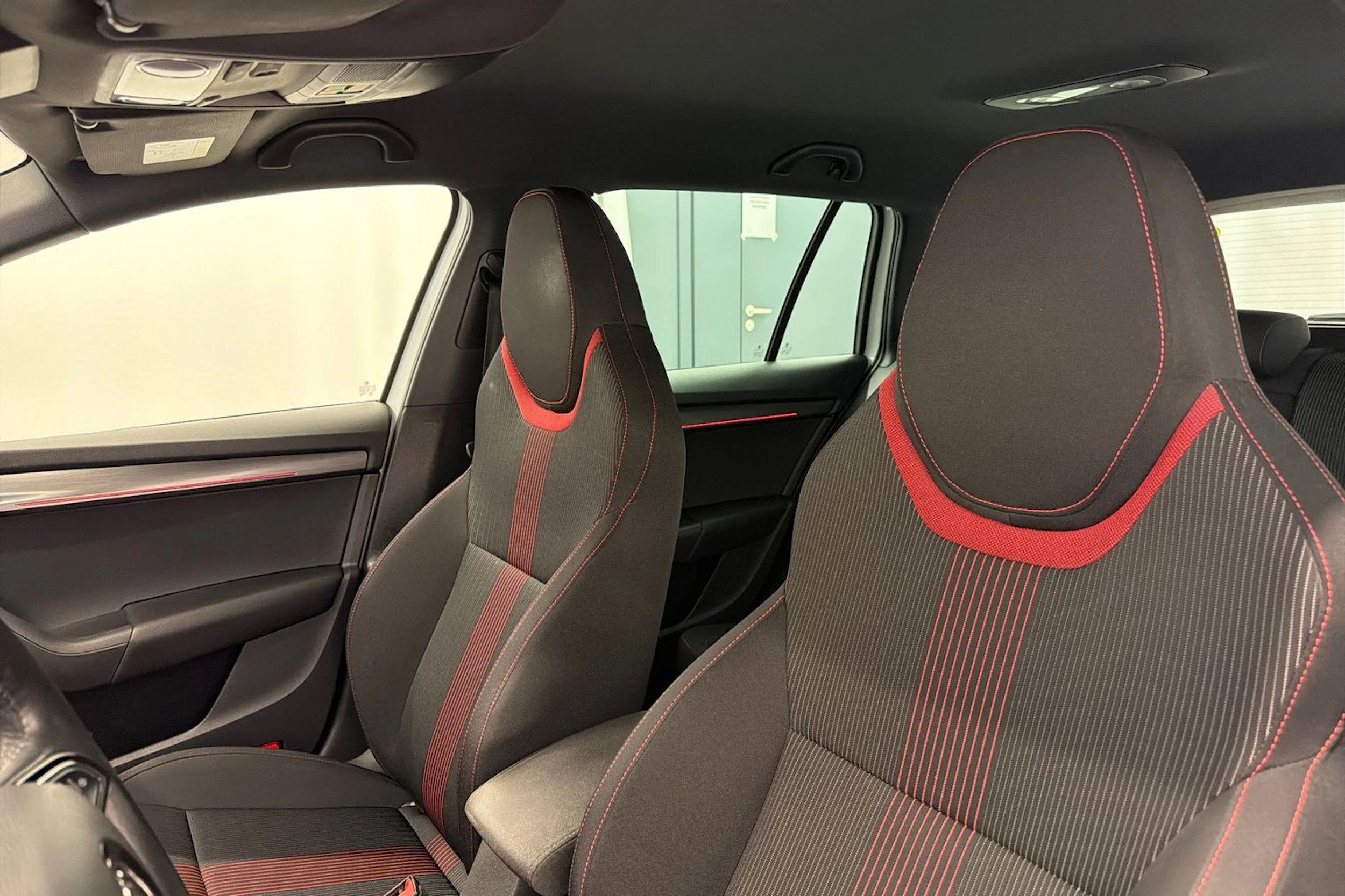 valkoinen Skoda Octavia 2020 kuva 34.