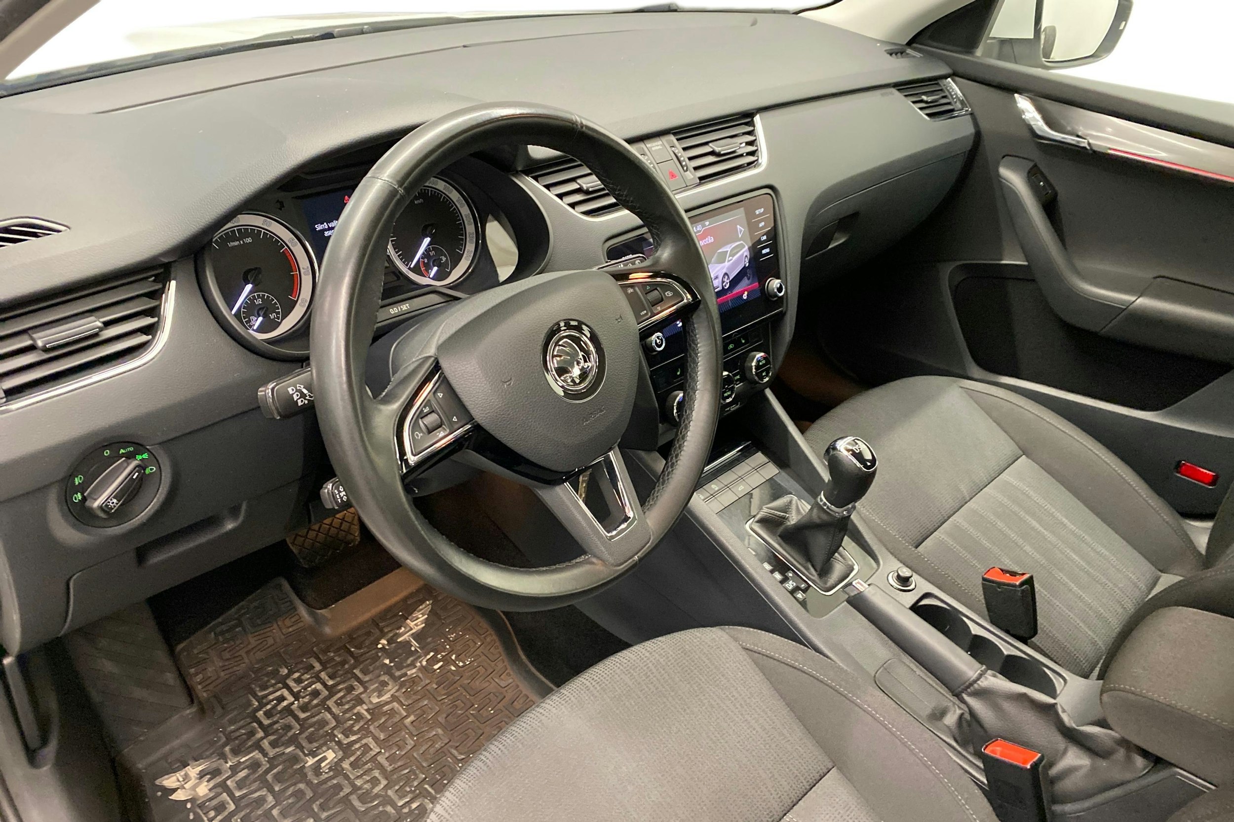 valkoinen Skoda Octavia 2020 kuva 7.