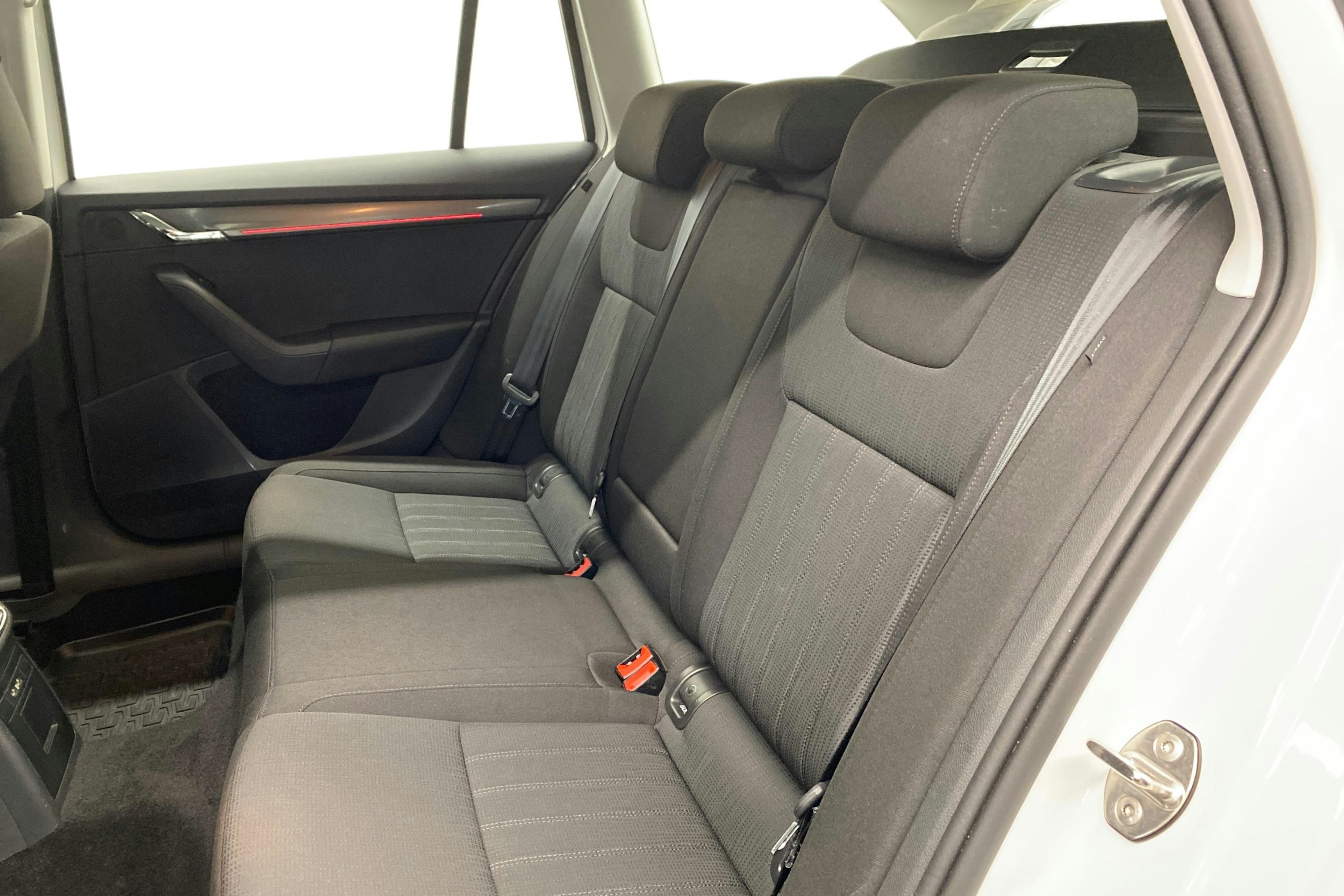 valkoinen Skoda Octavia 2020 kuva 10.