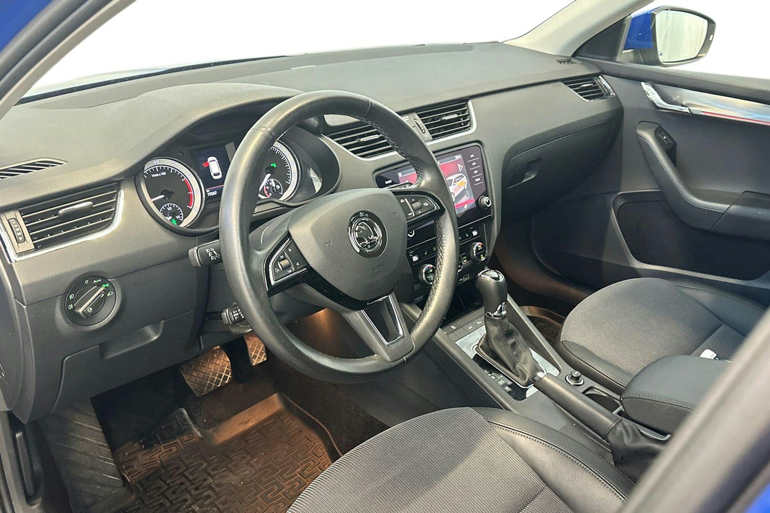 sininen Skoda Octavia 2020 kuva 7.
