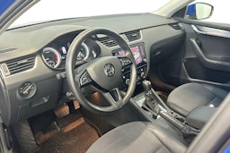 sininen Skoda Octavia 2020 kuva 7.