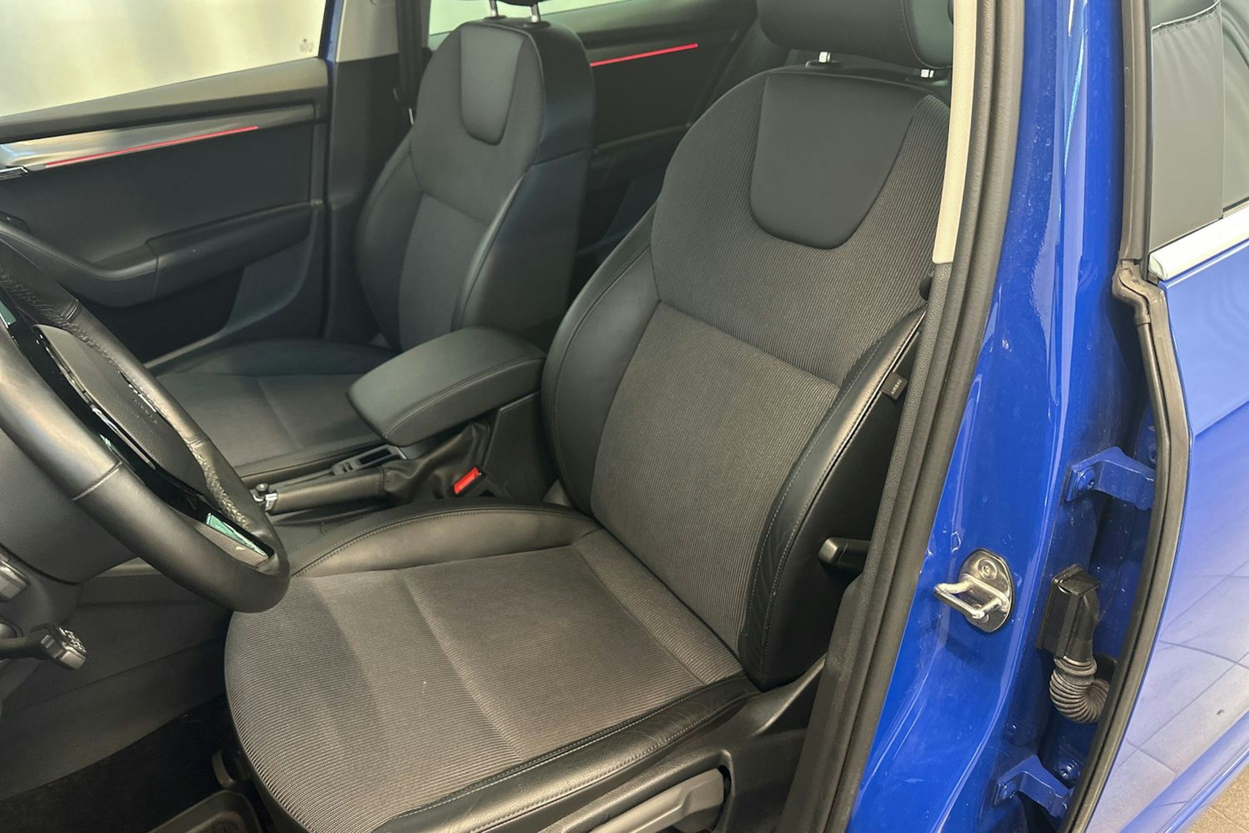 sininen Skoda Octavia 2020 kuva 16.