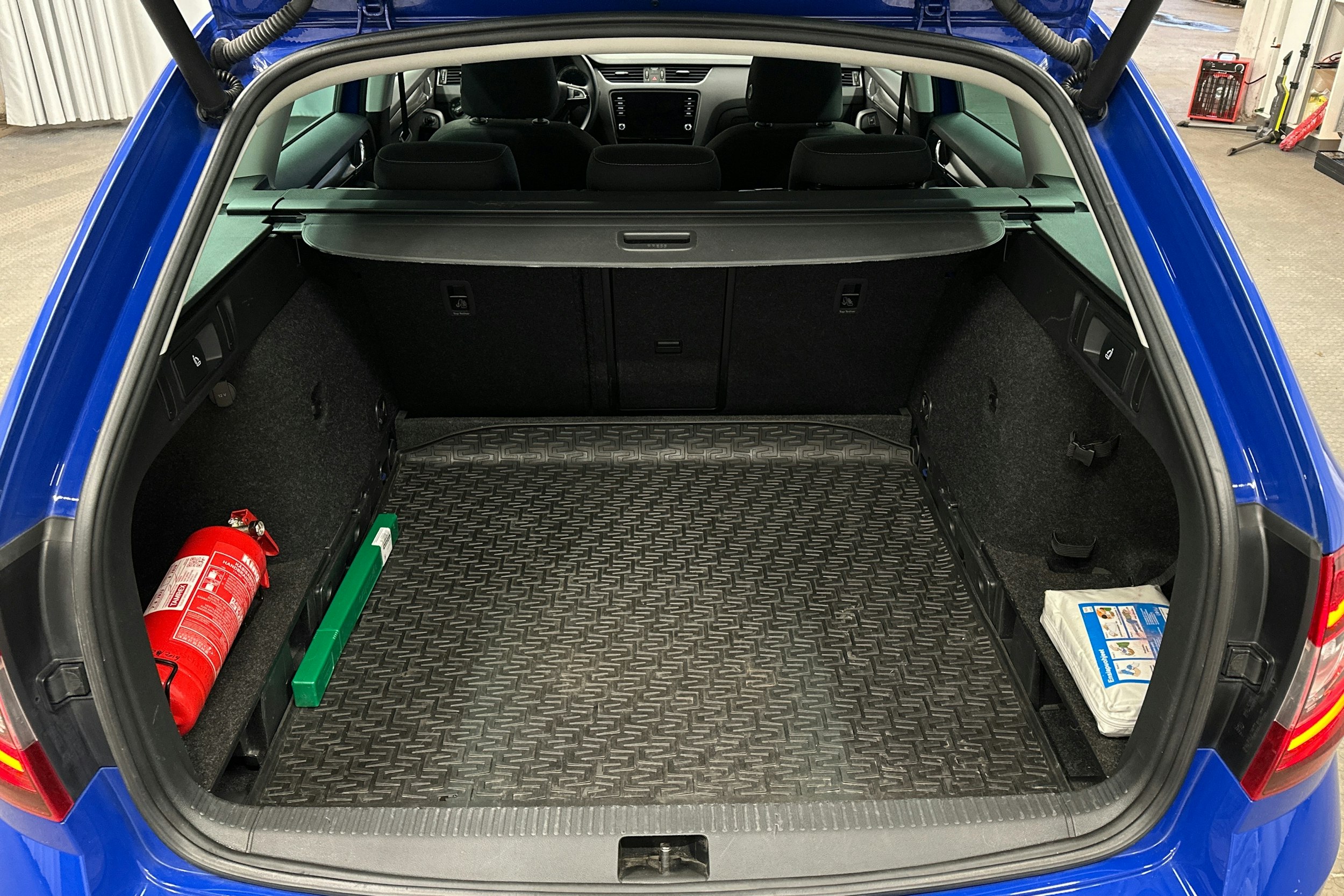 sininen Skoda Octavia 2020 kuva 14.